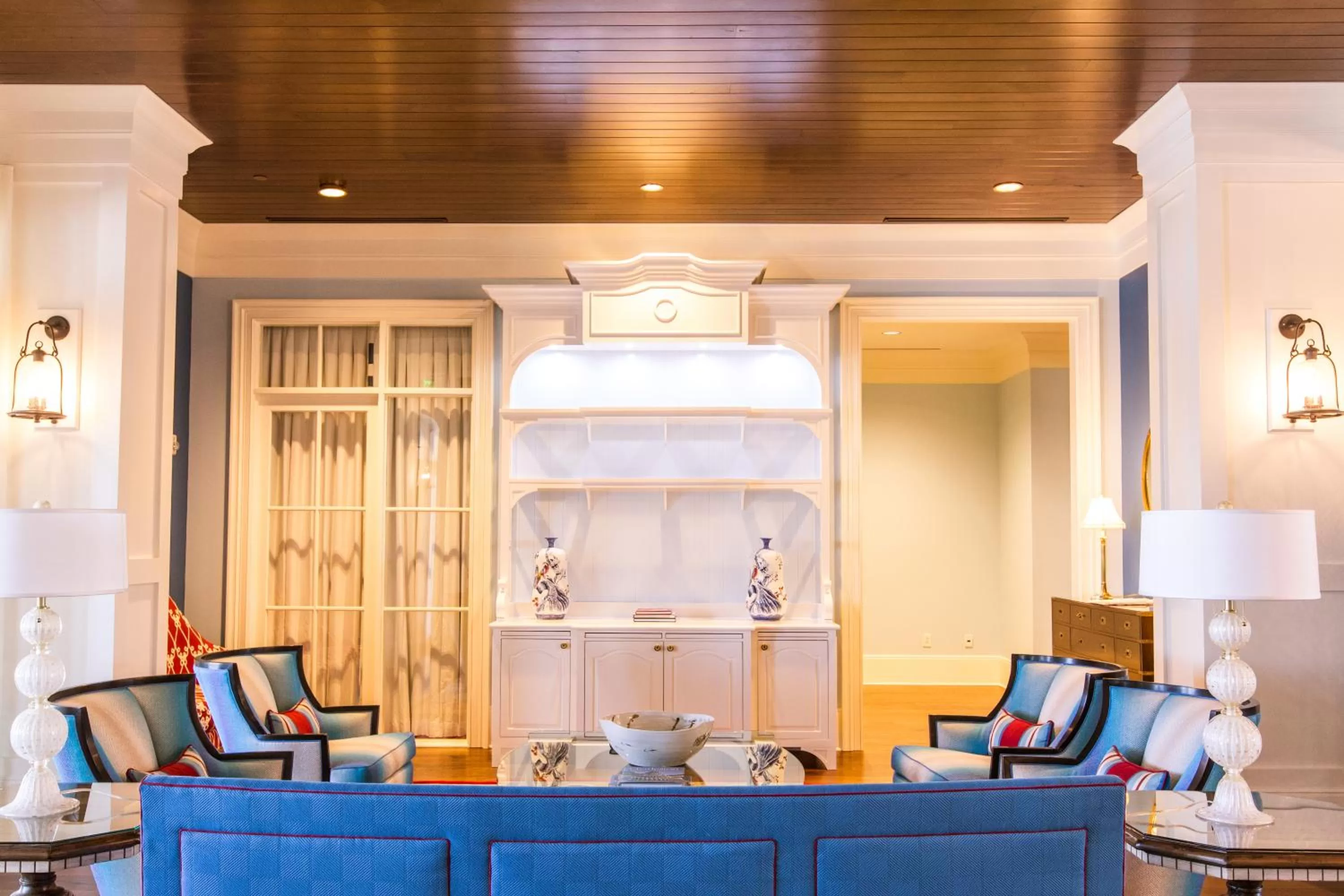 Lounge or bar in The Beach Club at Charleston Harbor Resort and Marina