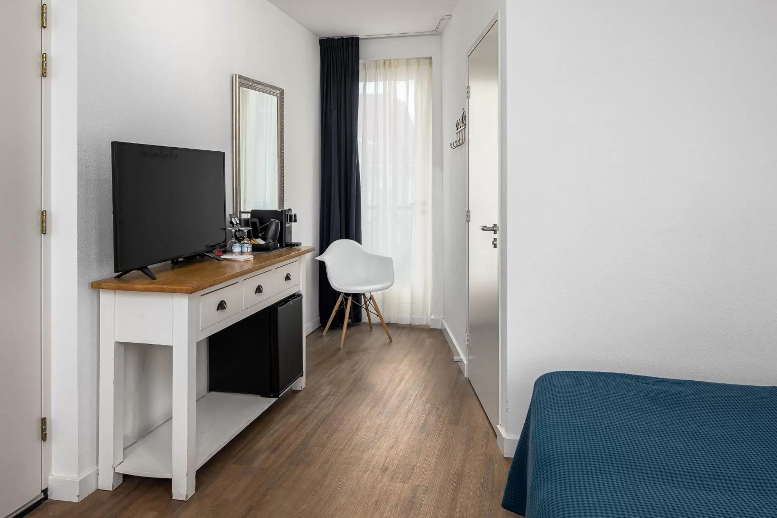 Bedroom, TV/Entertainment Center in Strandhotel Domburg