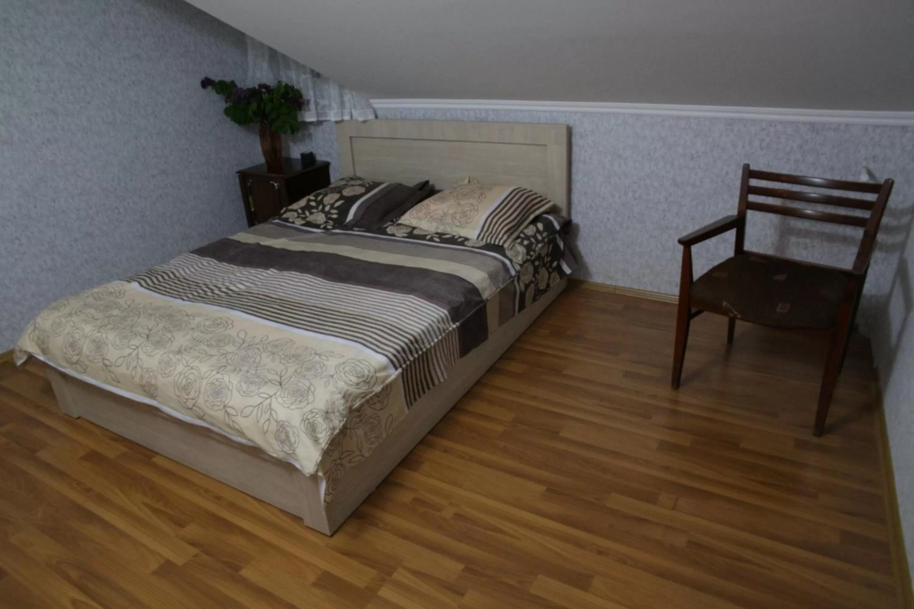 Photo of the whole room, Bed in Old Capital