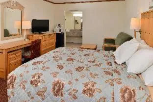 Quadruple Room - Non-Smoking in Americas Best Value Inn-Pocomoke City