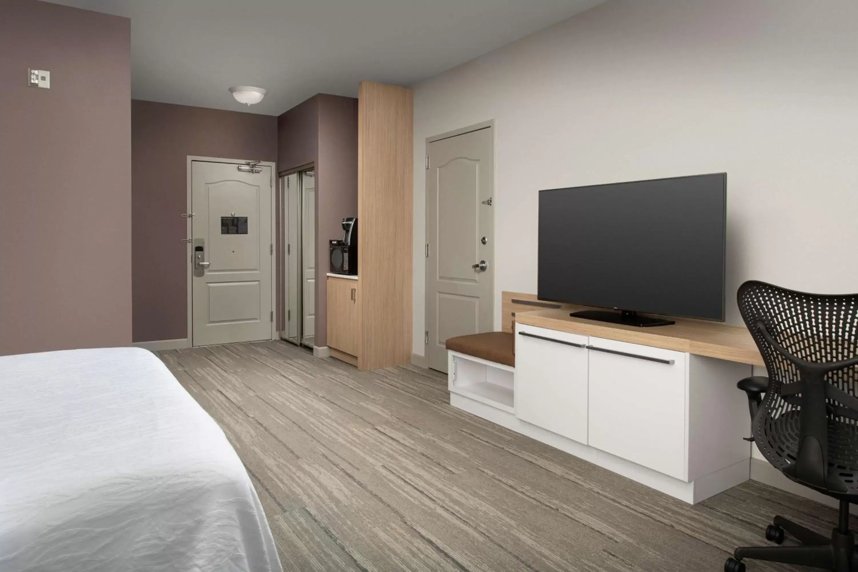 King Room with Tub - Mobility and Hearing Access in Hilton Garden Inn Knoxville West/Cedar Bluff King Room with Tub - Mobility and Hearing Access in Hilton Garden Inn Knoxville West/Cedar Bluff