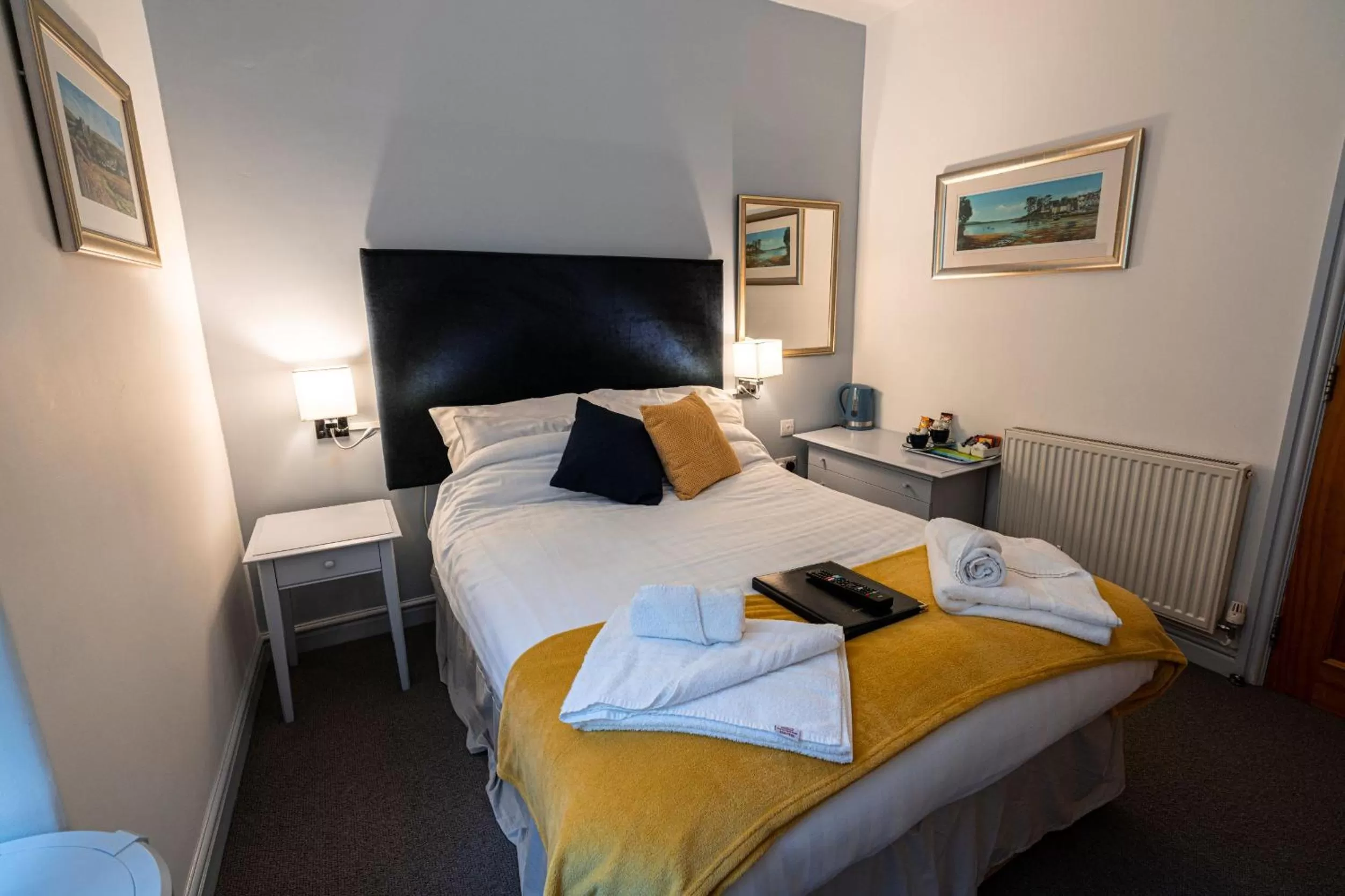 Bedroom, Bed in Grapes Hotel, Bar & Restaurant Snowdonia Nr Zip World