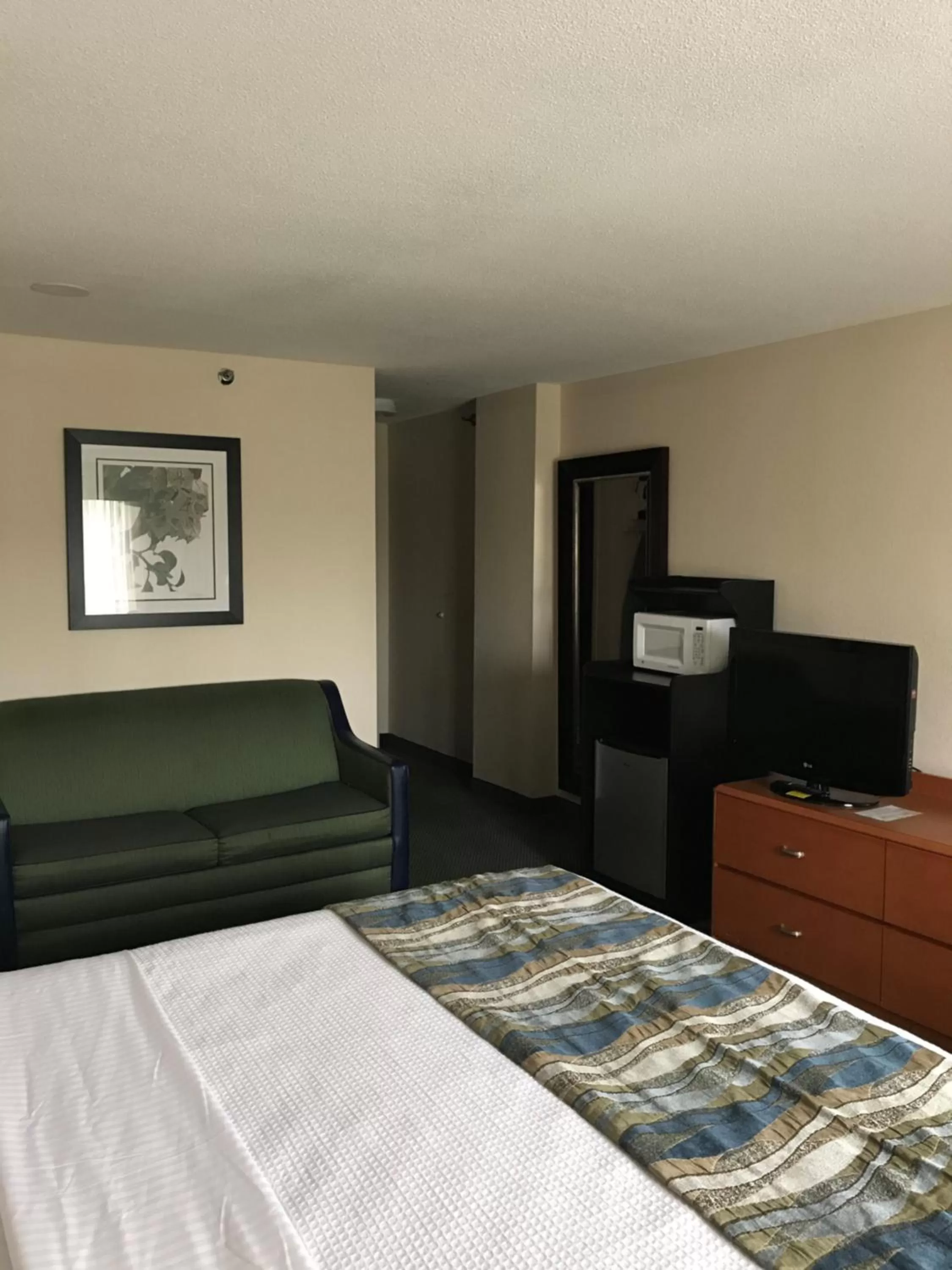 Living room, Bed in Capital Plaza Hotel