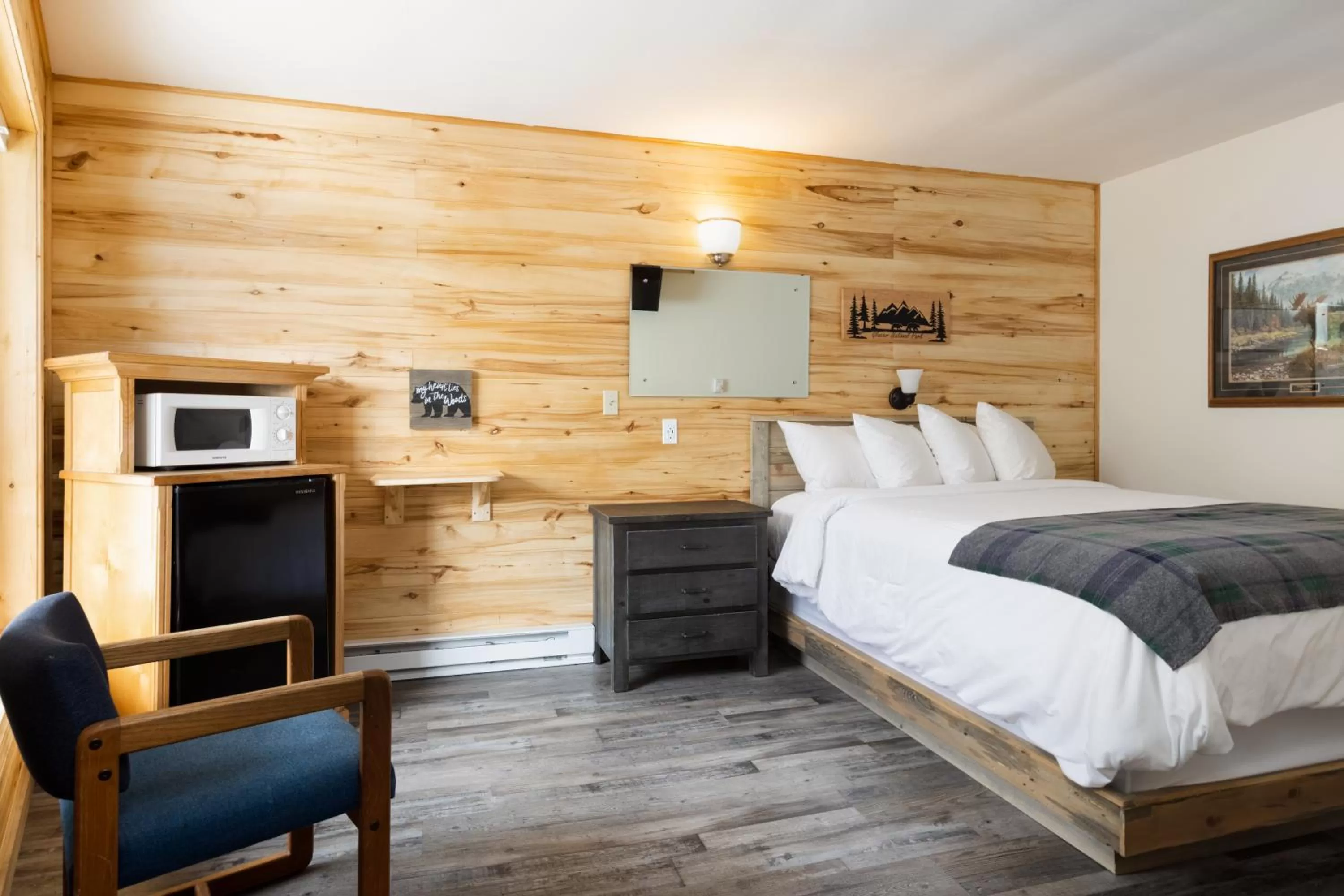 Bed in Beargrass Lodging & RV Resort