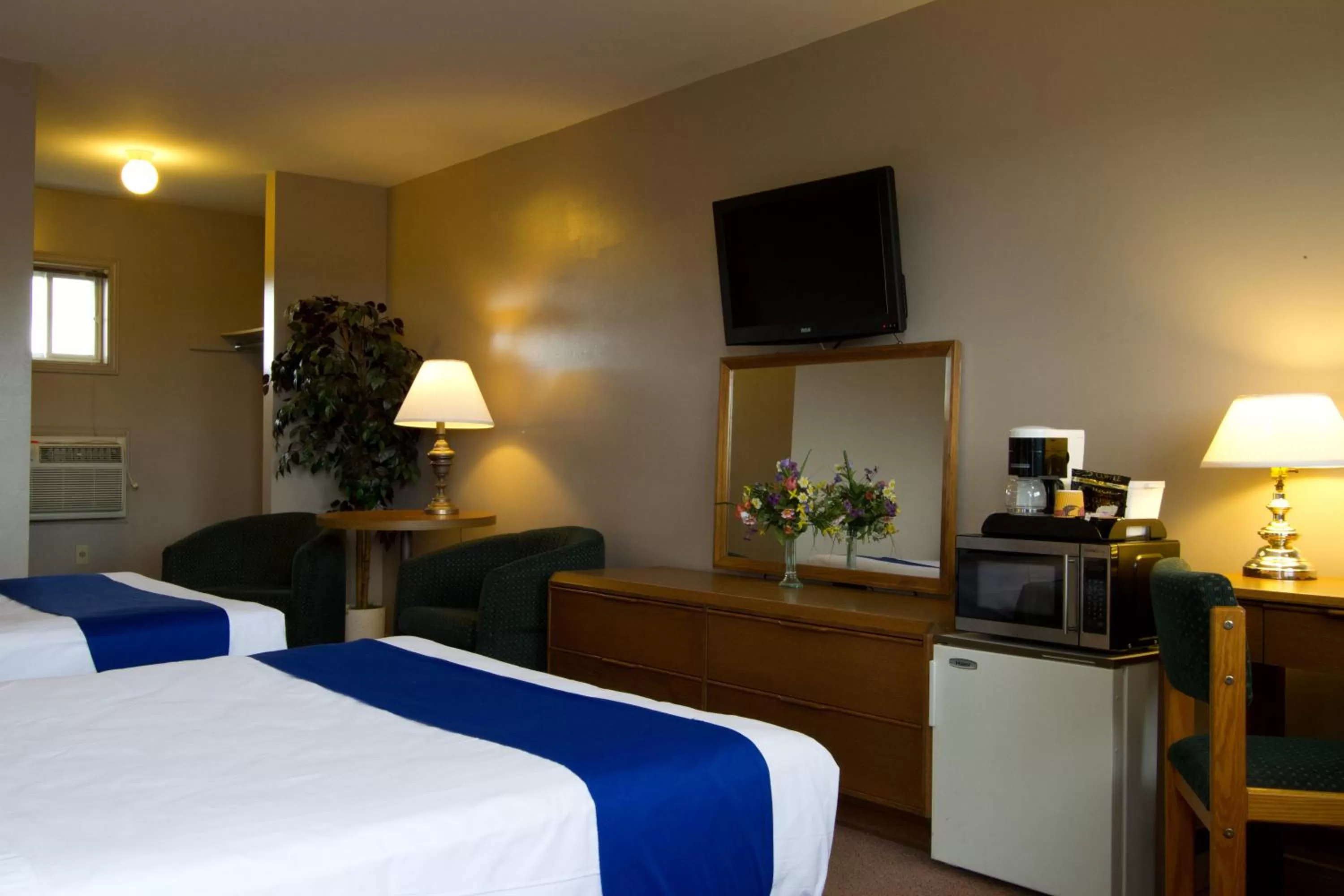 TV and multimedia, Bed in Knights Inn Lindsay