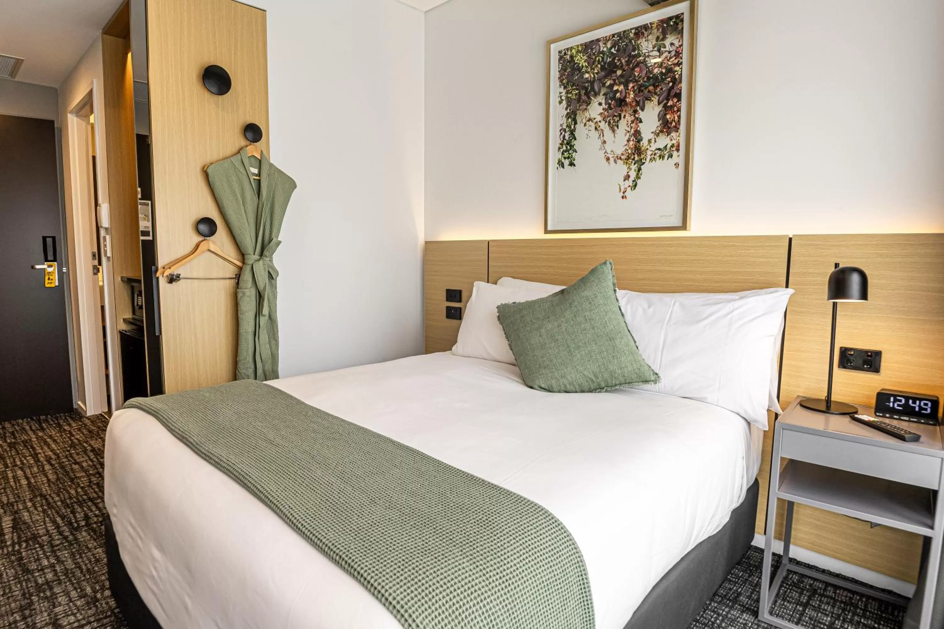 Photo of the whole room, Bed in Song Hotel Sydney