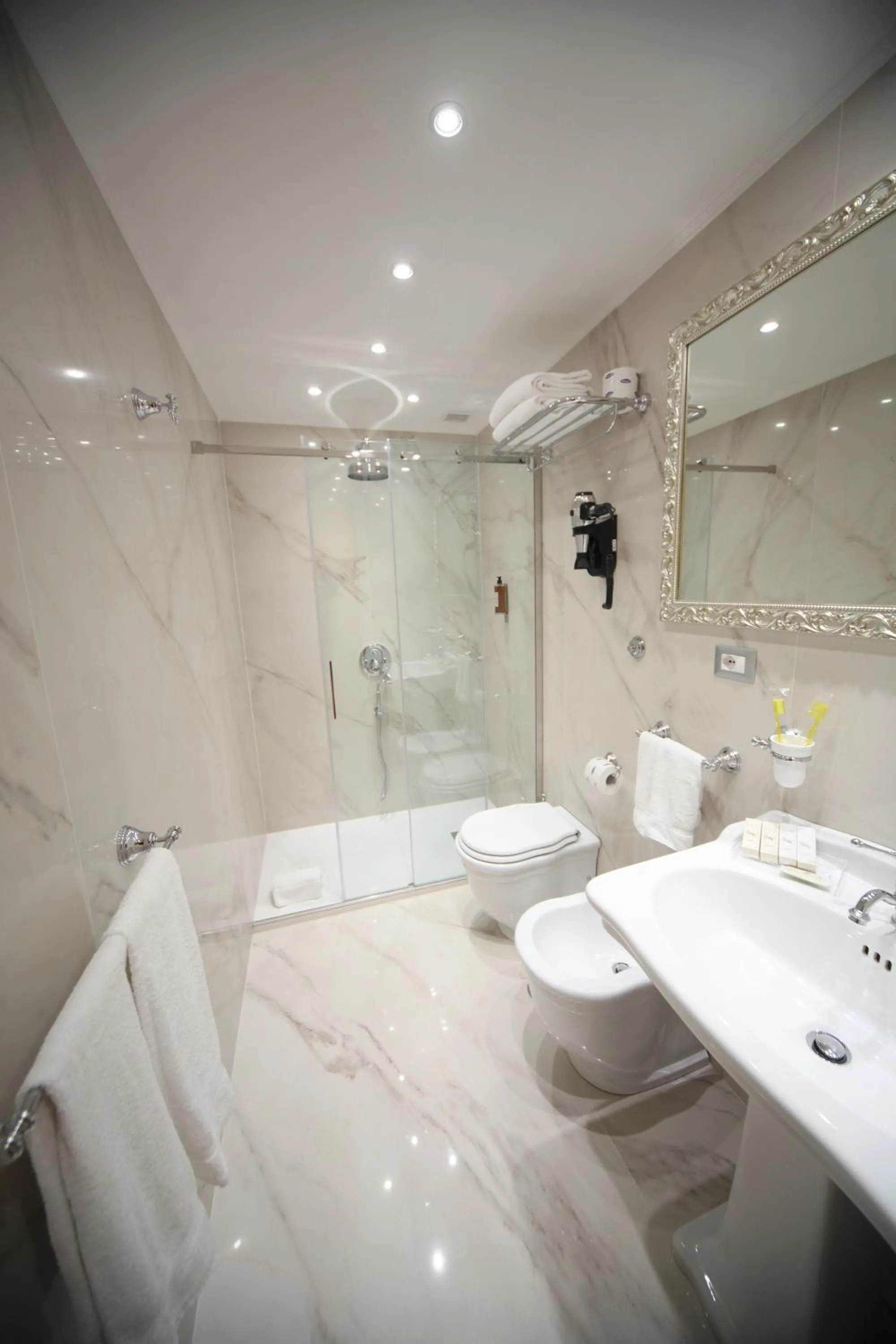 Toilet in Maison Tritone