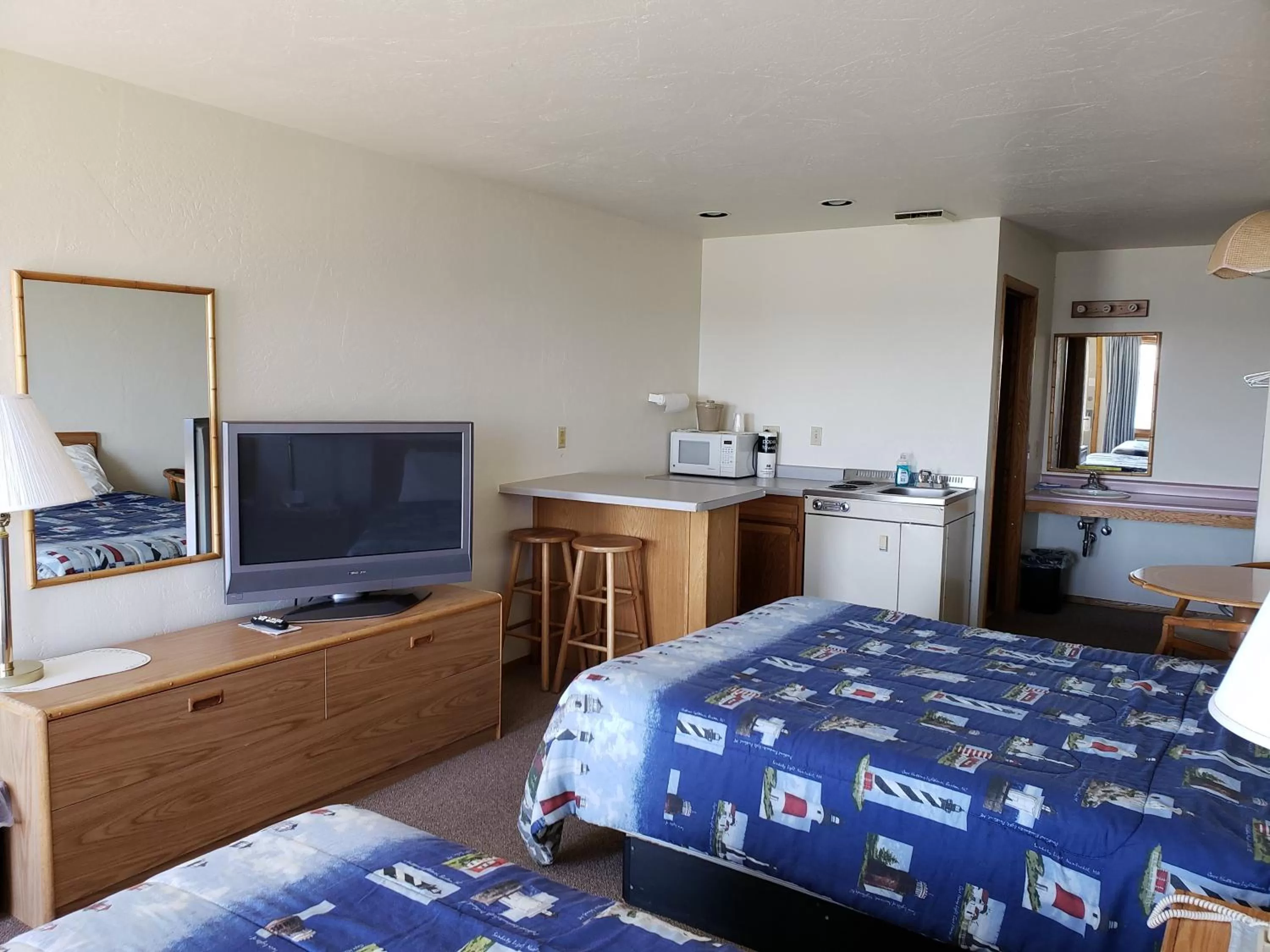 Bed in Algoma Beach Motel