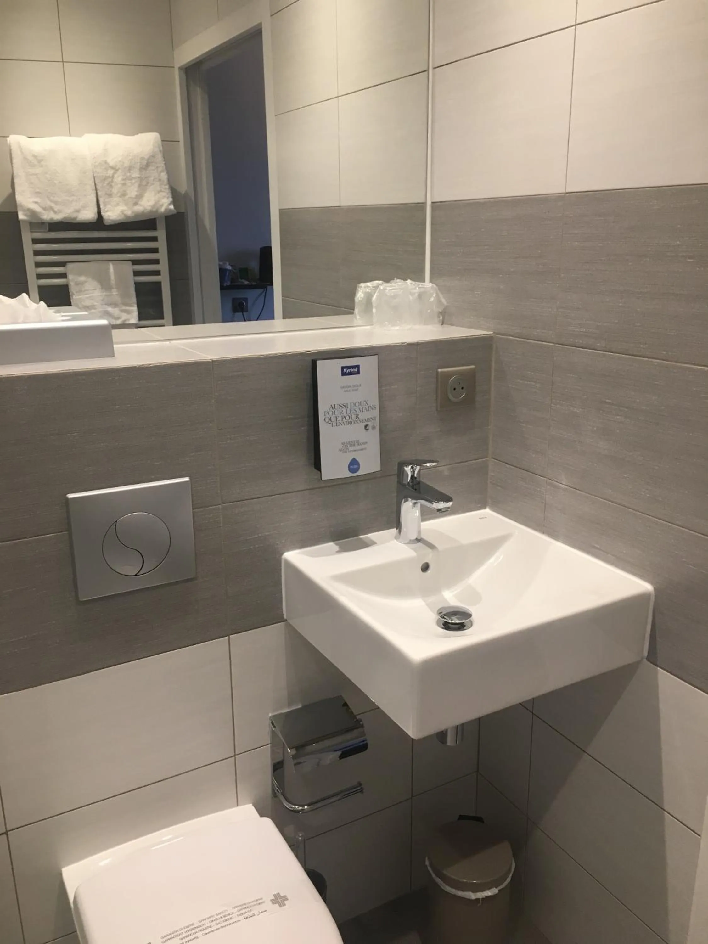 Toilet in Kyriad Limoges Sud - Feytiat