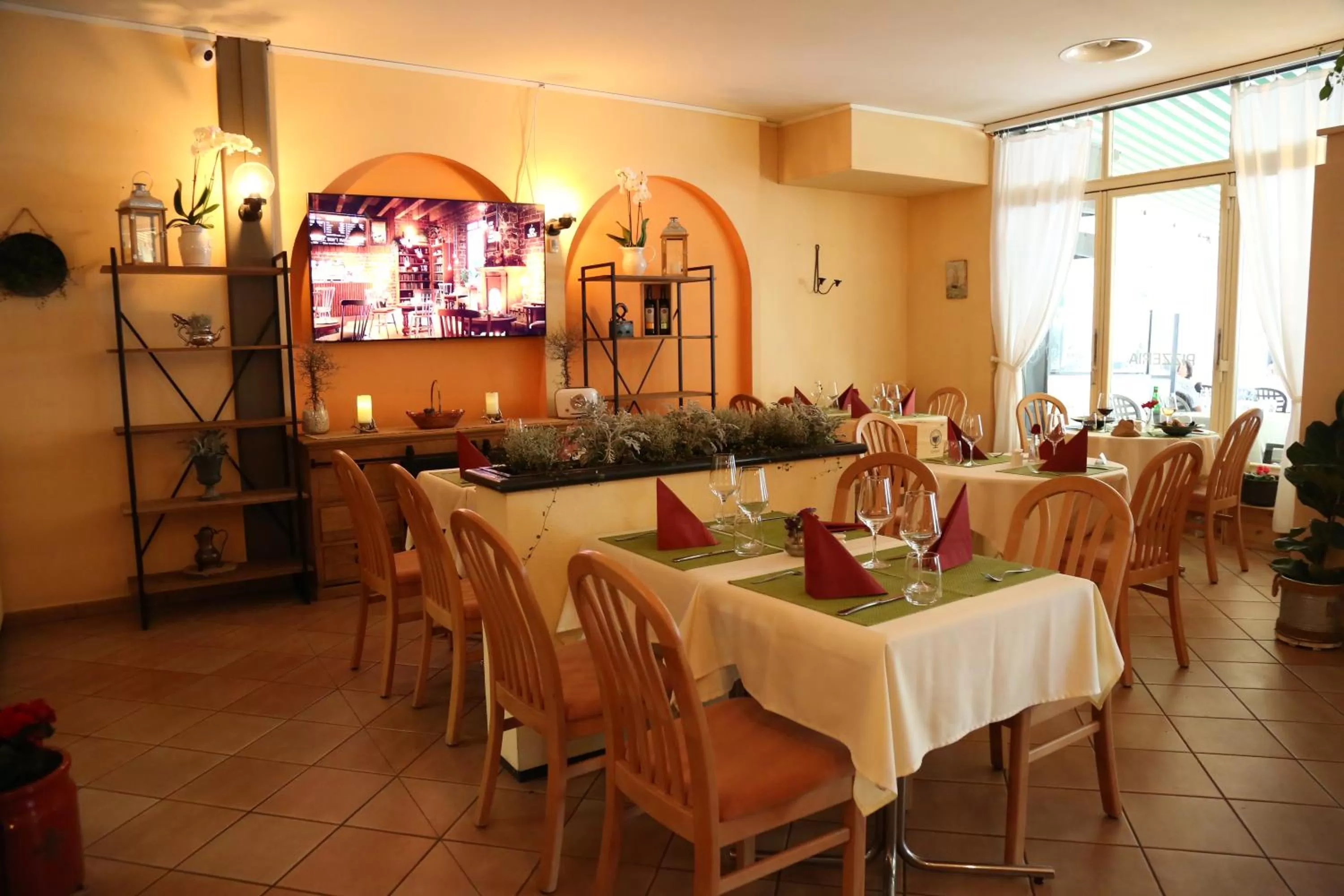 Restaurant/places to eat in Al Pozz Boutique Resort