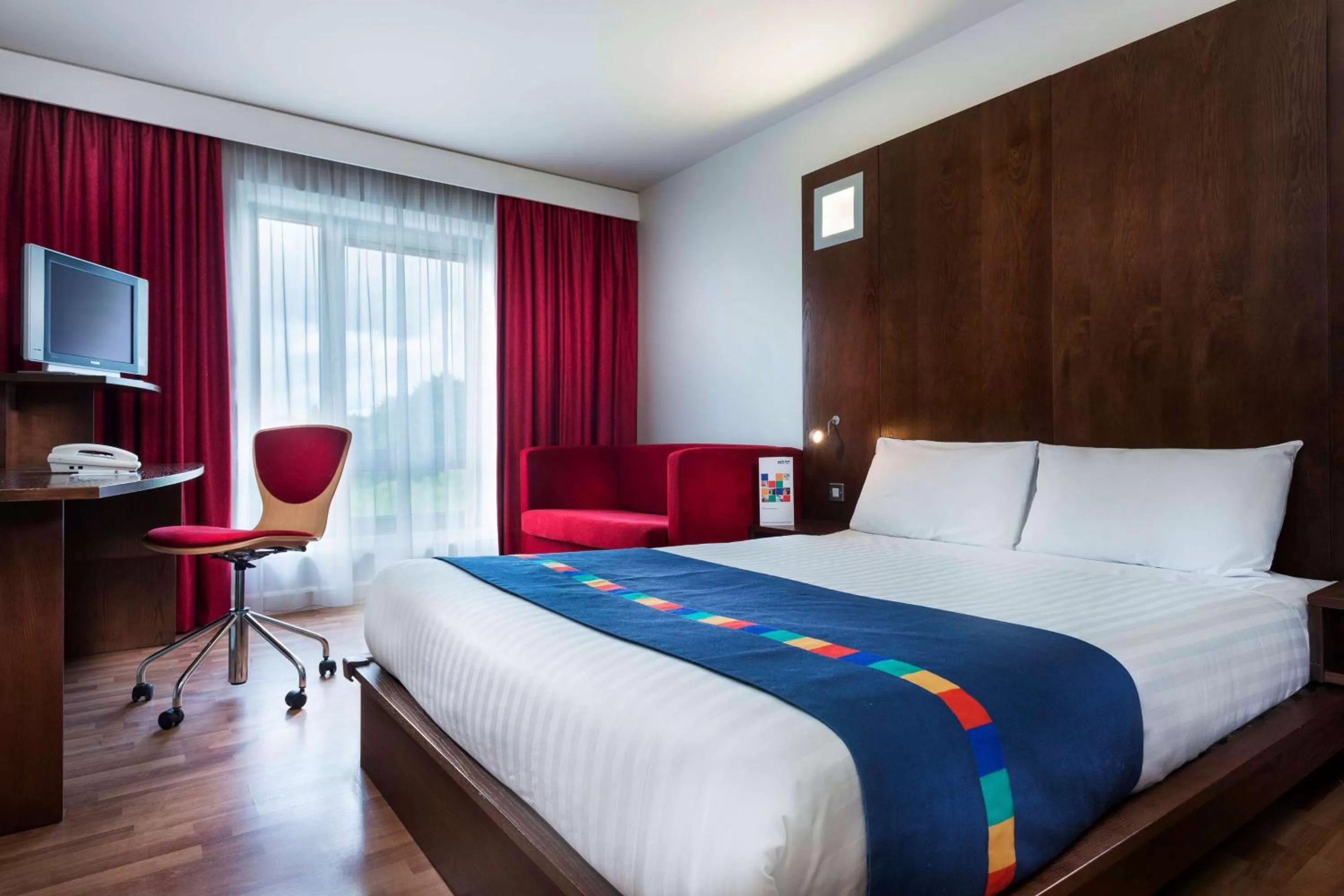 Photo of the whole room, Bed in Park Inn by Radisson Birmingham Walsall