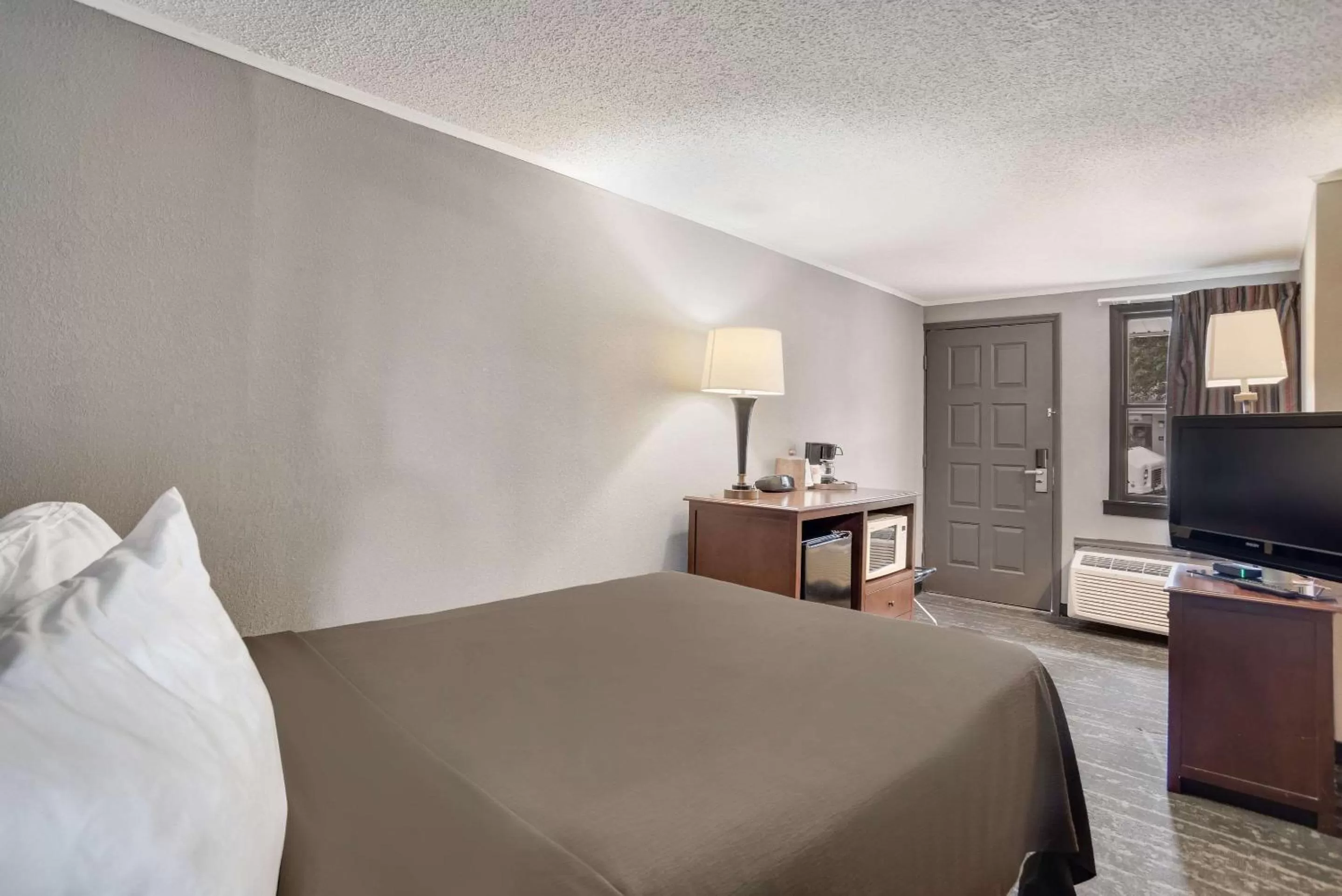 Bedroom, Bed in Rodeway Inn Carlisle North