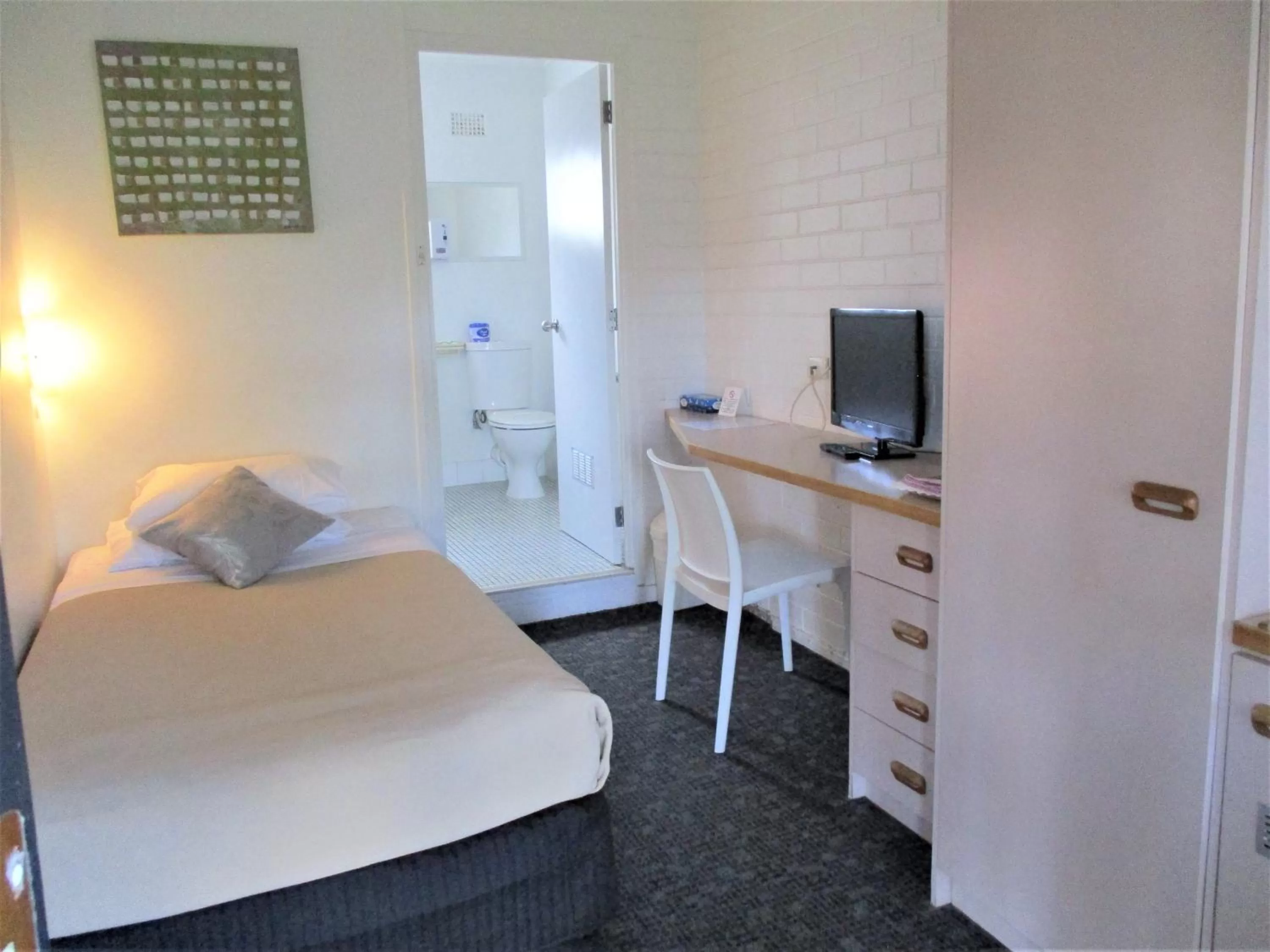 Photo of the whole room, Bed in Cronulla Motor Inn