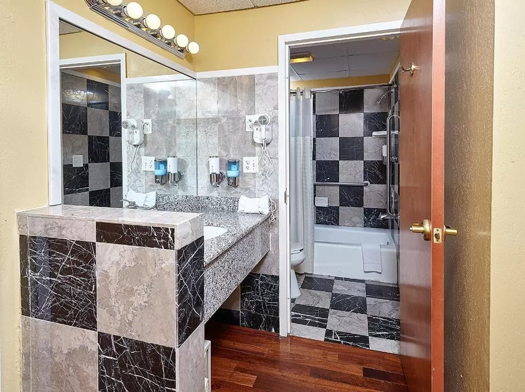 Deluxe Double Room with Balcony in Ocean Inn & Suites