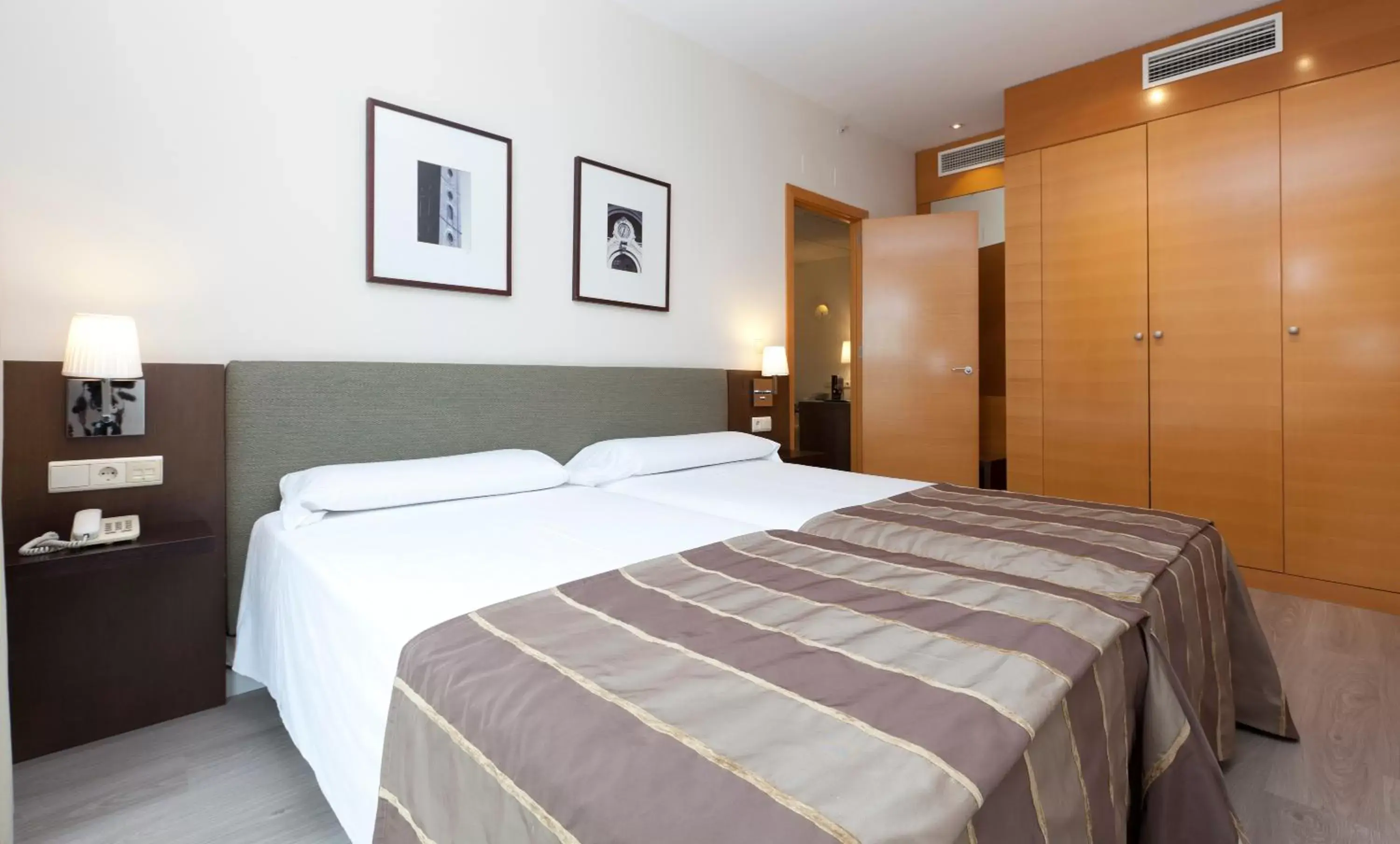 Family Room (4 Adults + 4 Children) in Vértice Sevilla Family Room (4 Adults + 4 Children) in Vértice Sevilla