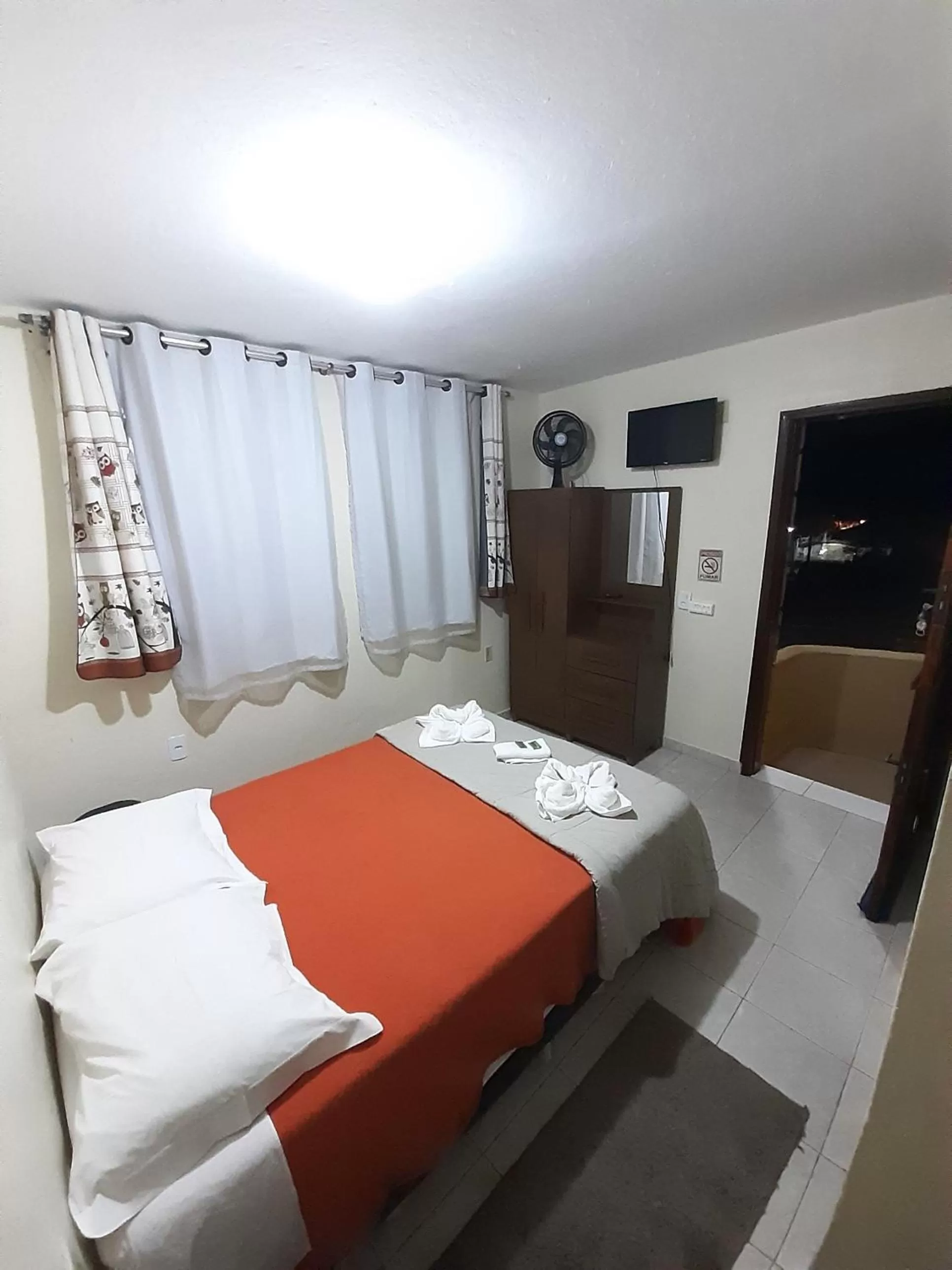 Shower, Bed in Pousada Reino Encantado - São Thomé das Letras - Minas Gerais