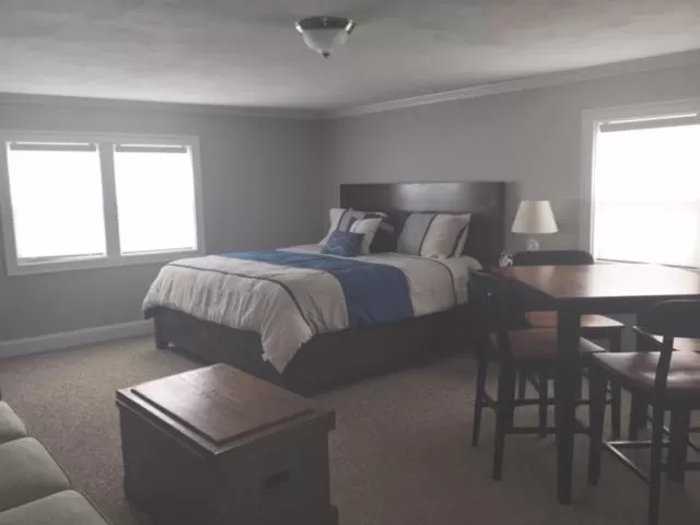 Bed in Shea's Riverside Inn & Motel