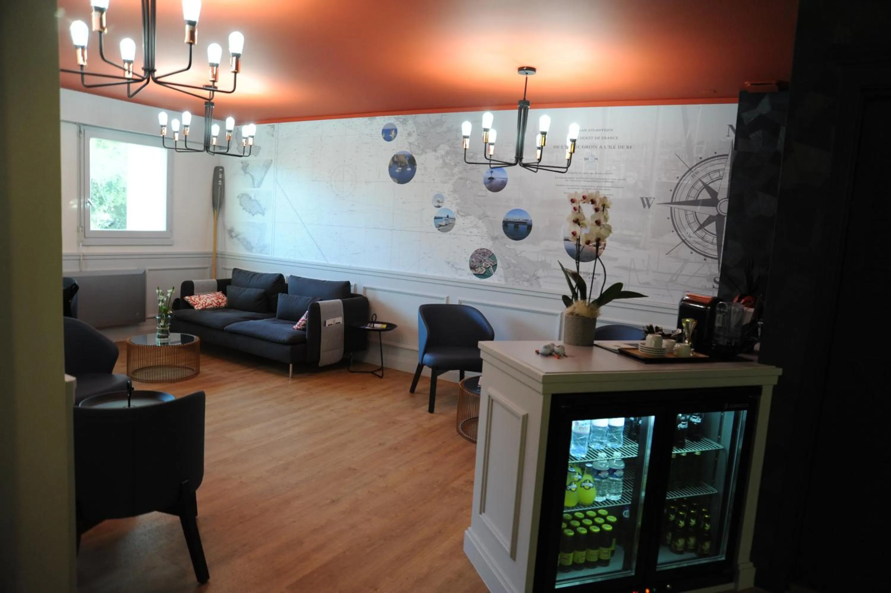 Communal lounge/ TV room in The Originals Boutique, Hôtel Admiral's, Les Sables-d'Olonne