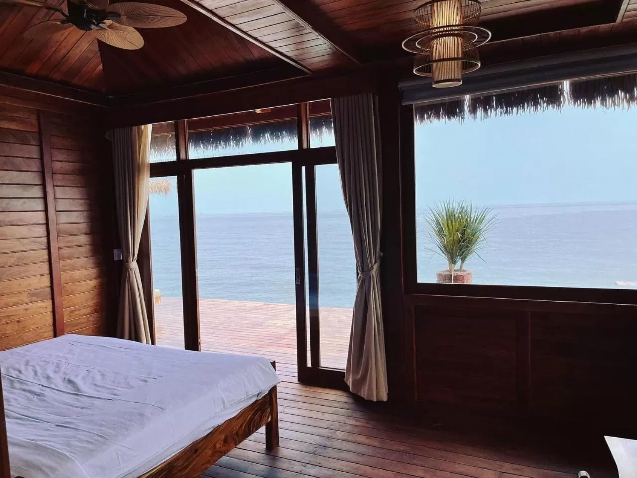 Bed in Rocks Beach Boutique