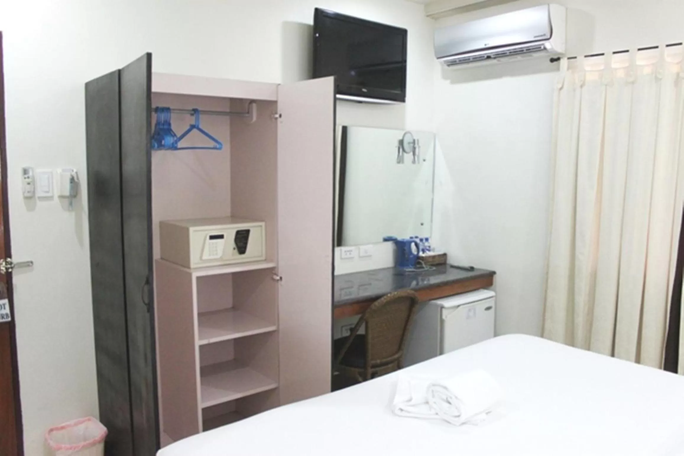 TV and multimedia in Lost Horizon Beach Dive Resort