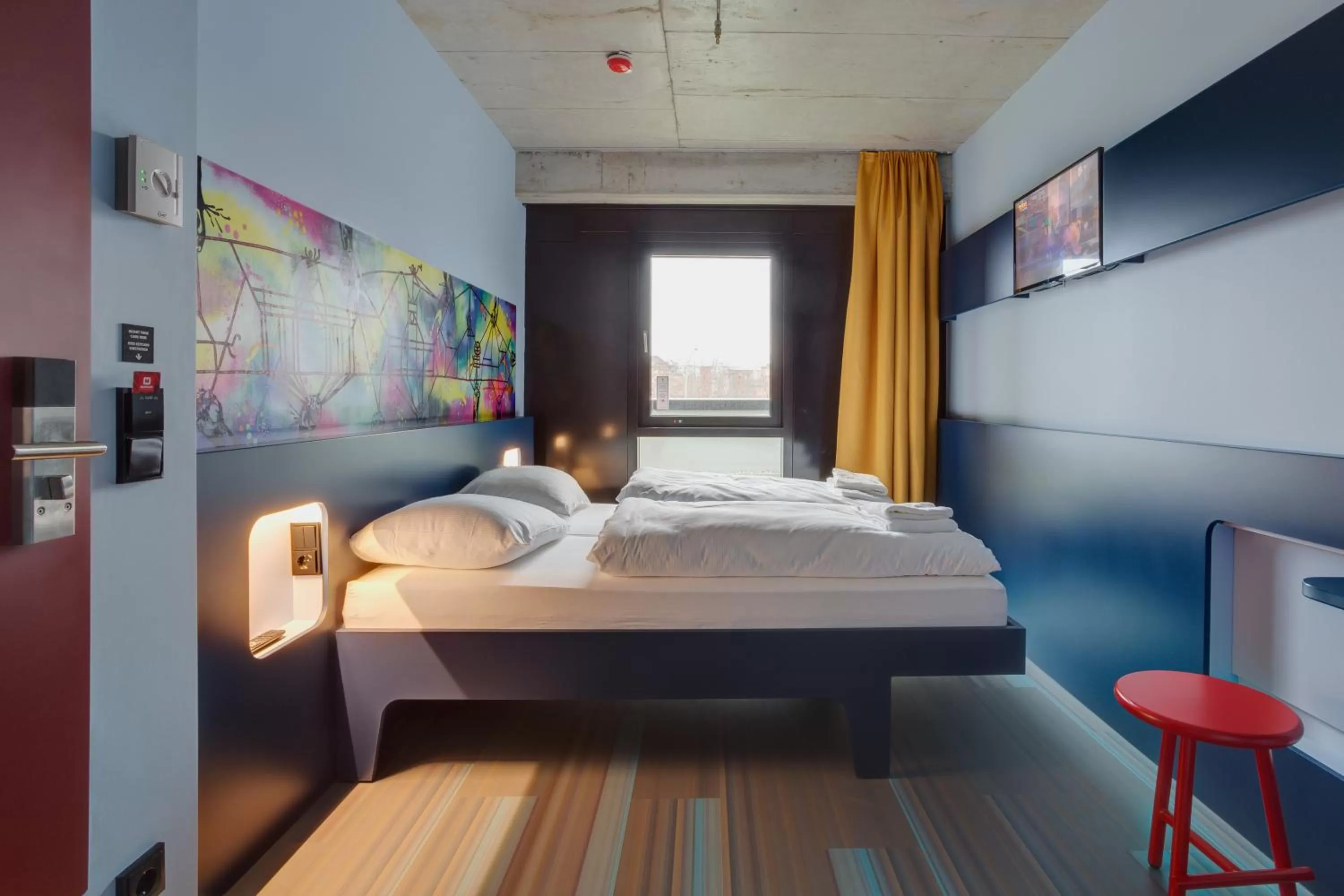 Photo of the whole room, Bed in MEININGER Hotel Berlin East Side Gallery