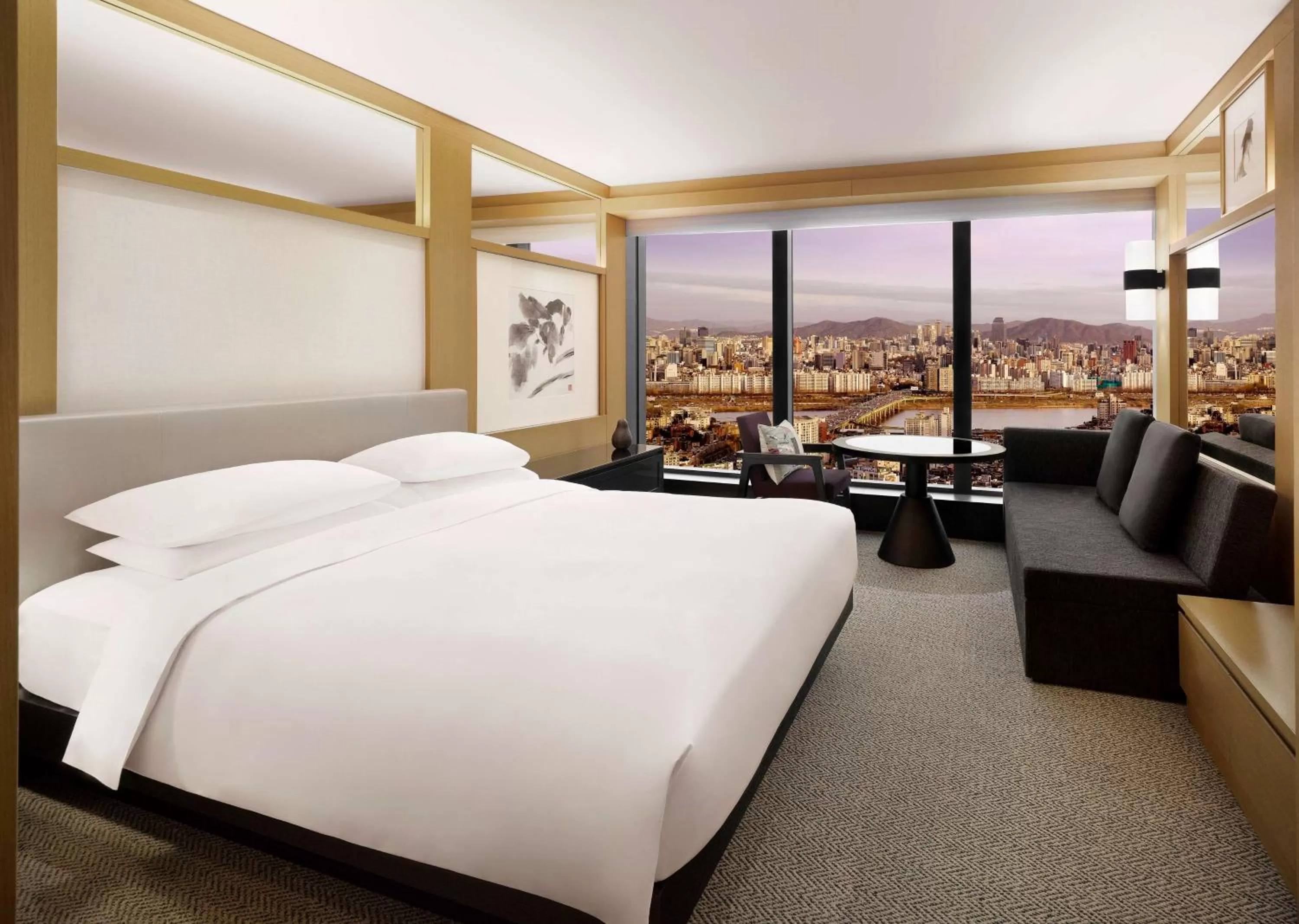 Photo of the whole room, Bed in Grand Hyatt Seoul