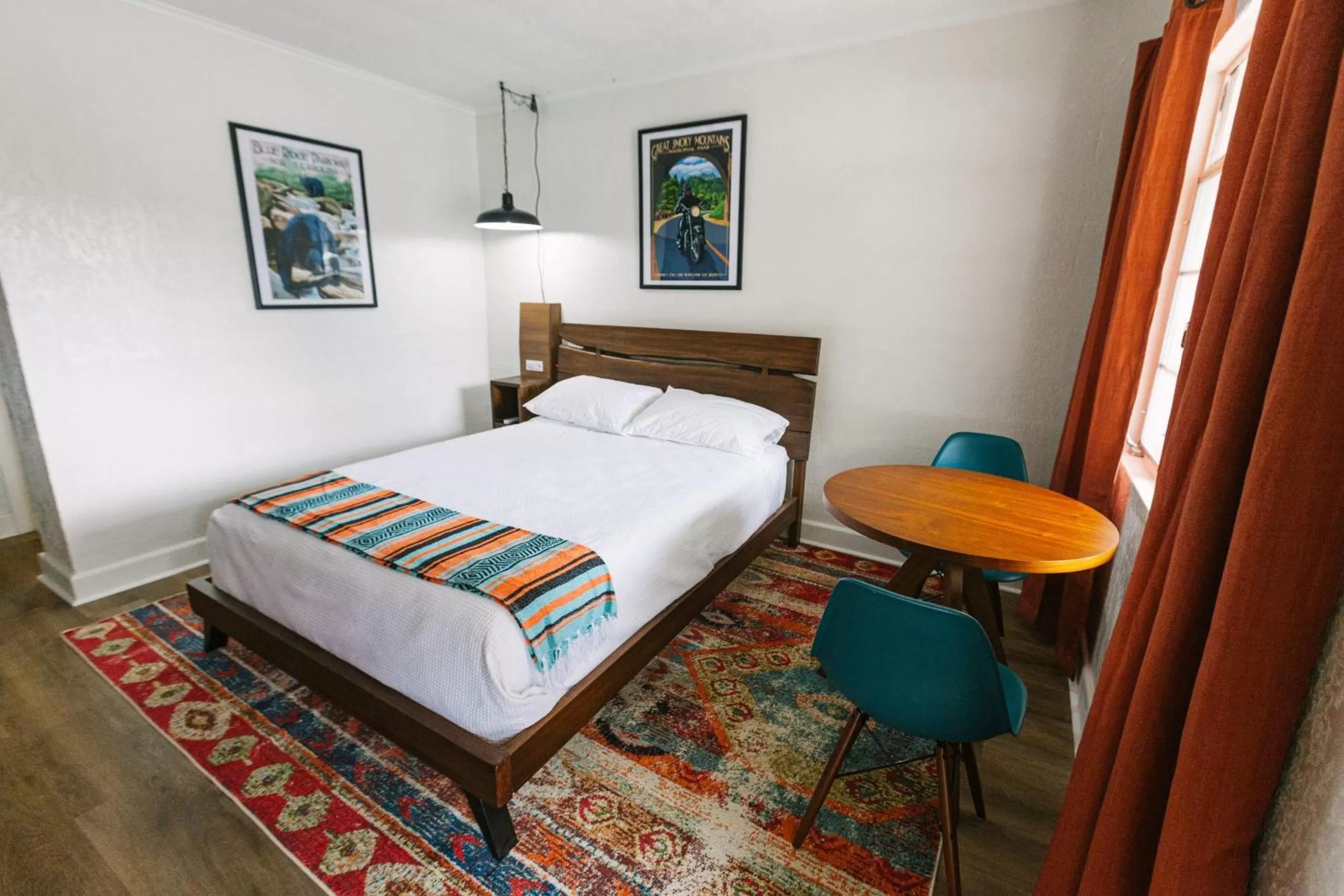 Photo of the whole room, Bed in Route 19 Inn