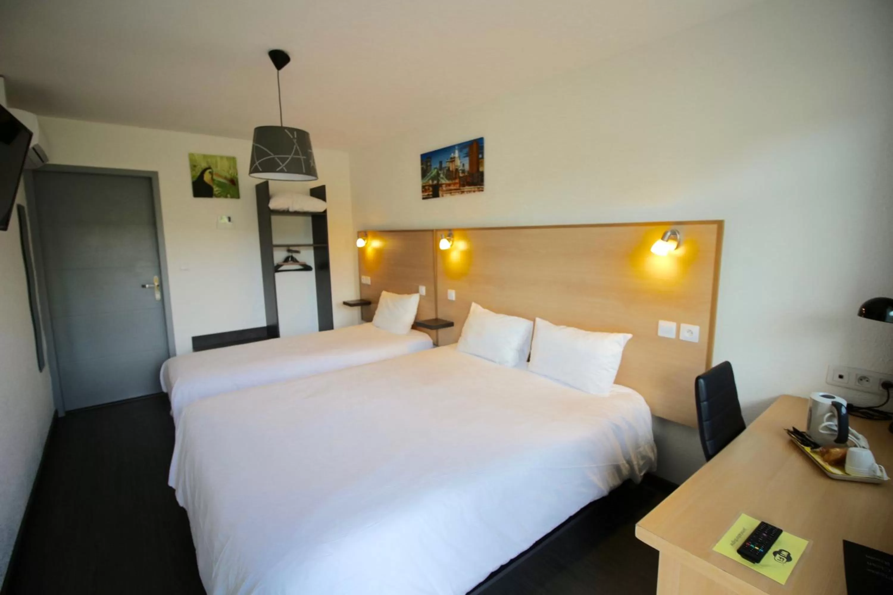 Bed in Hôtel Le 15 Périgueux proximité A 89