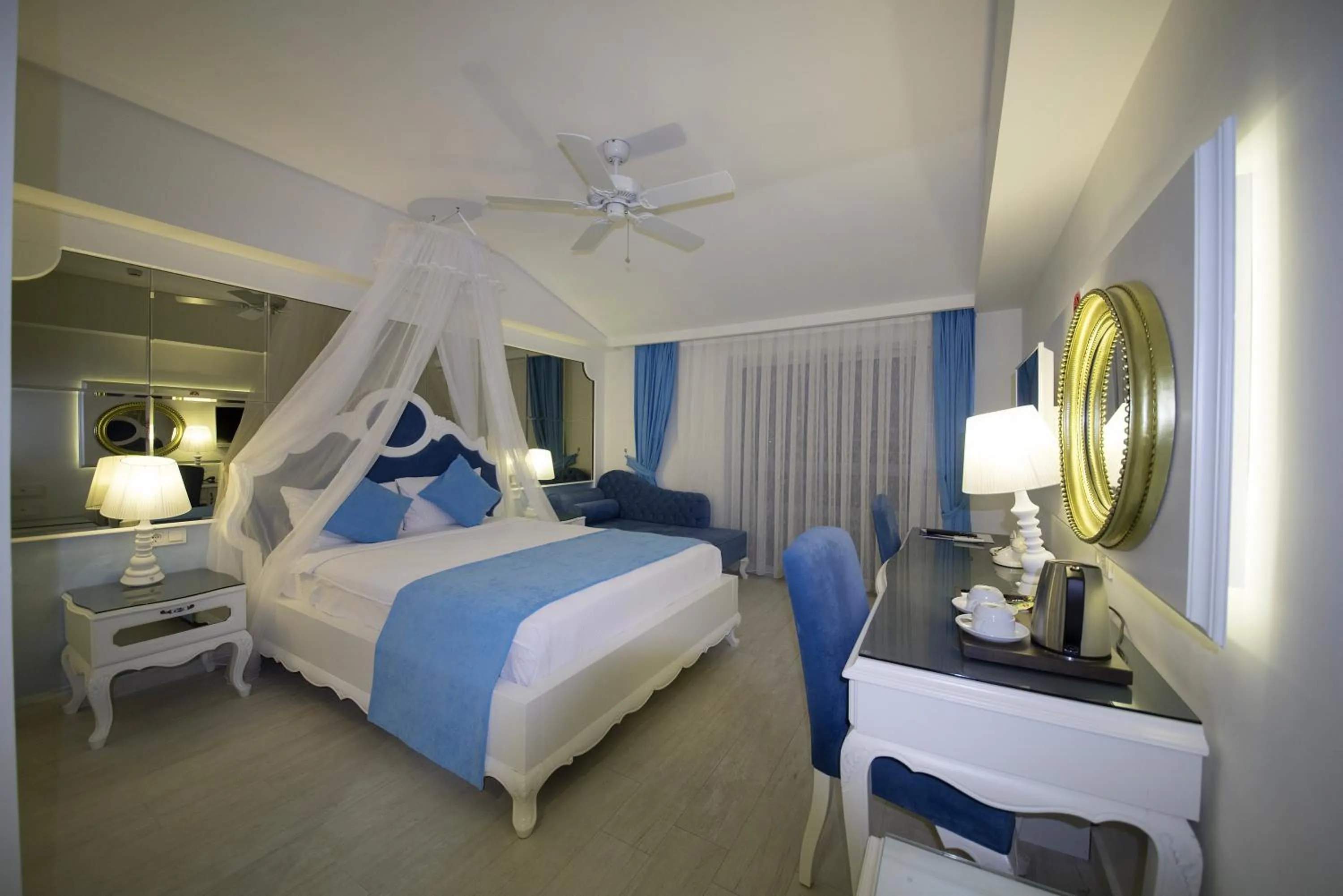 Photo of the whole room, Bed in Montebello Deluxe Hotel