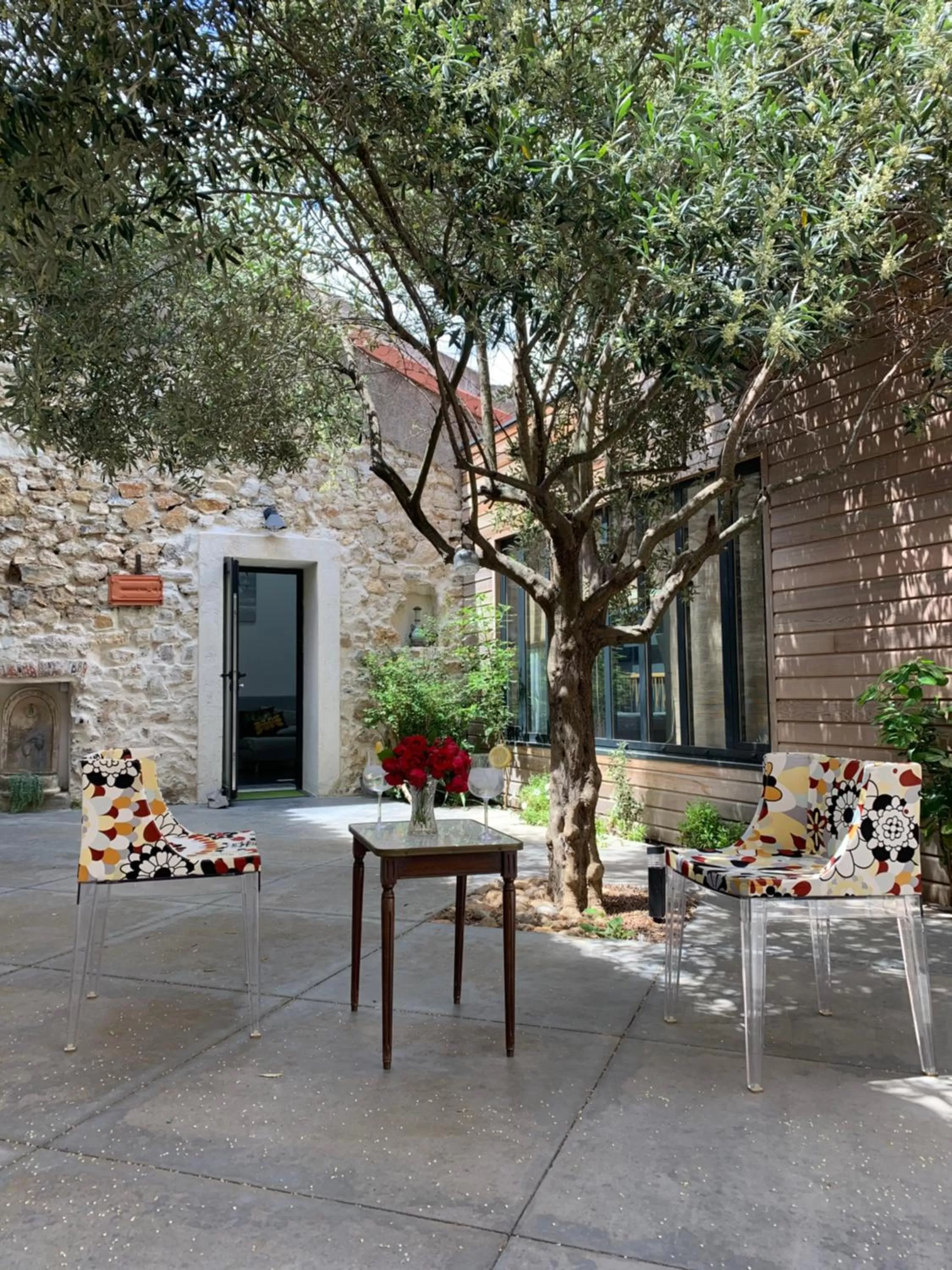 Patio in Le Jardin de LaCoste