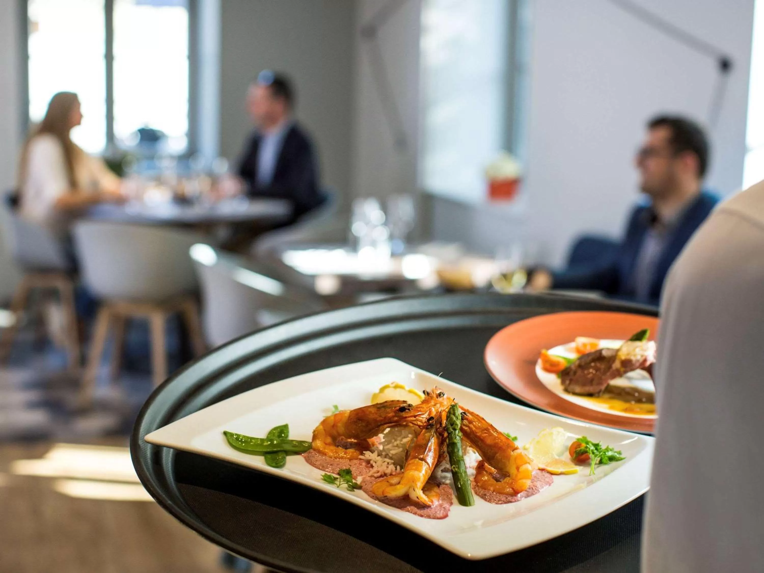 Restaurant/places to eat in Mercure Beauvais Centre Cathédrale