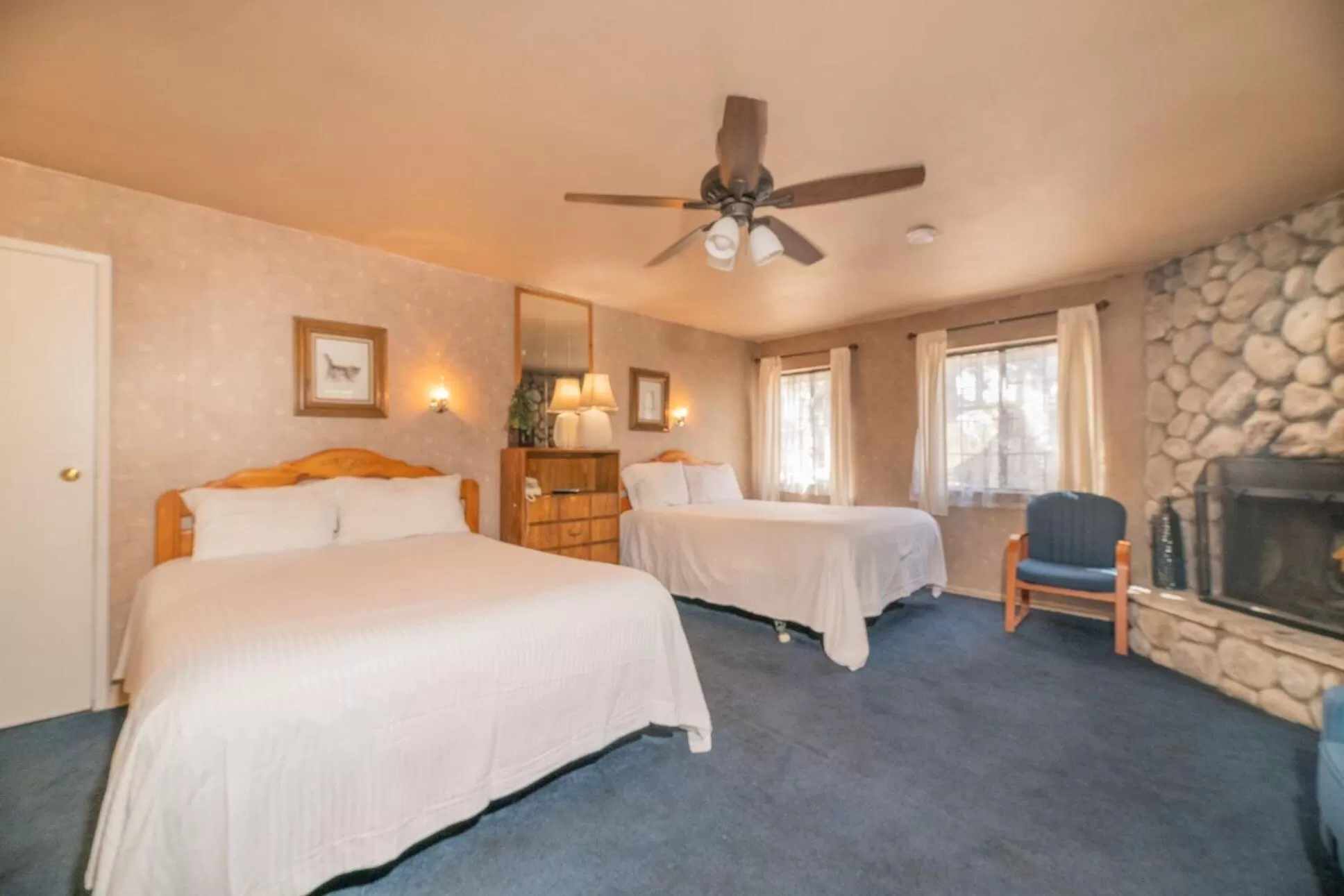 Photo of the whole room, Bed in Black Forest Lodge