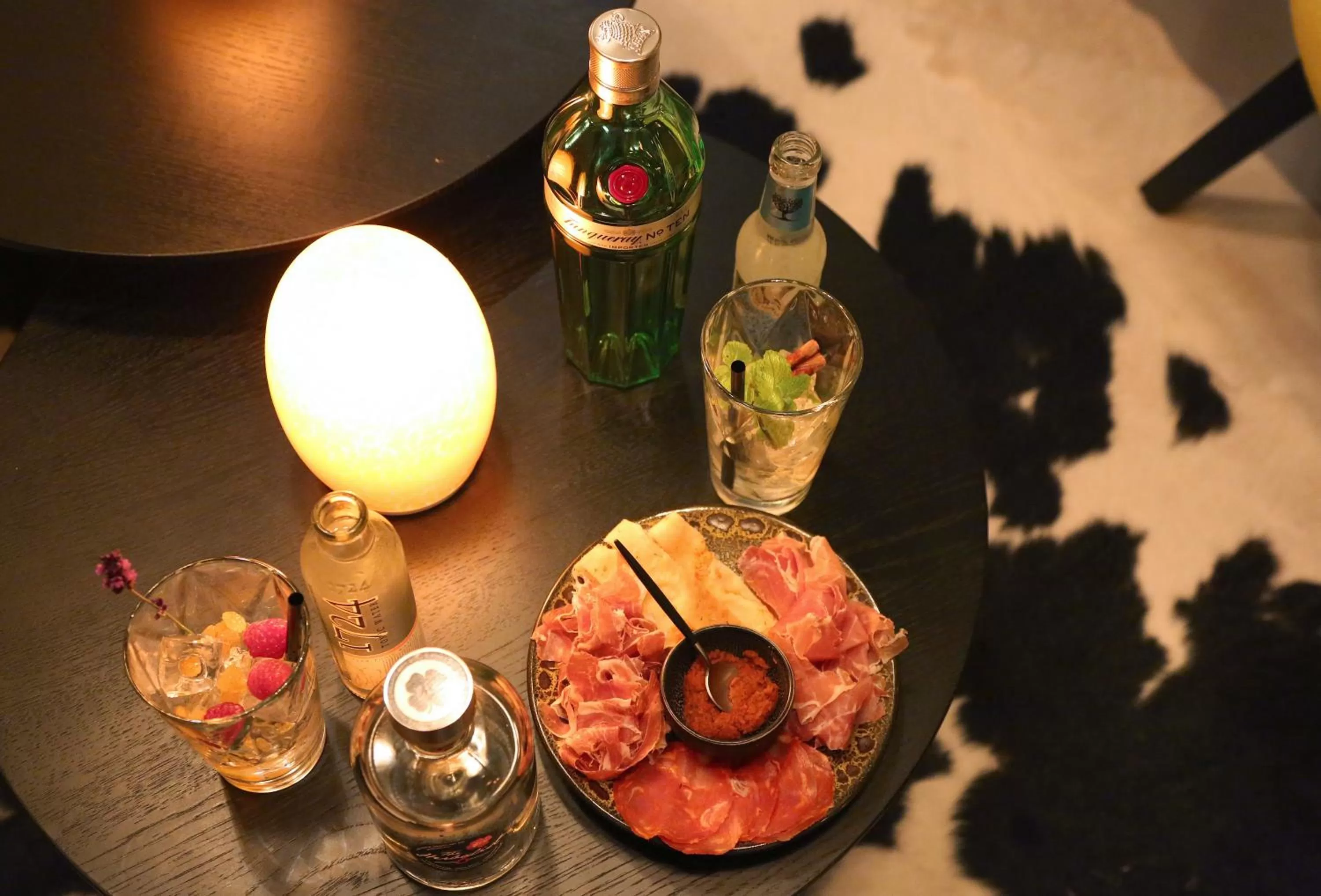 Lounge or bar, Food in Boutique Hotel 'Hof ter Duinen'