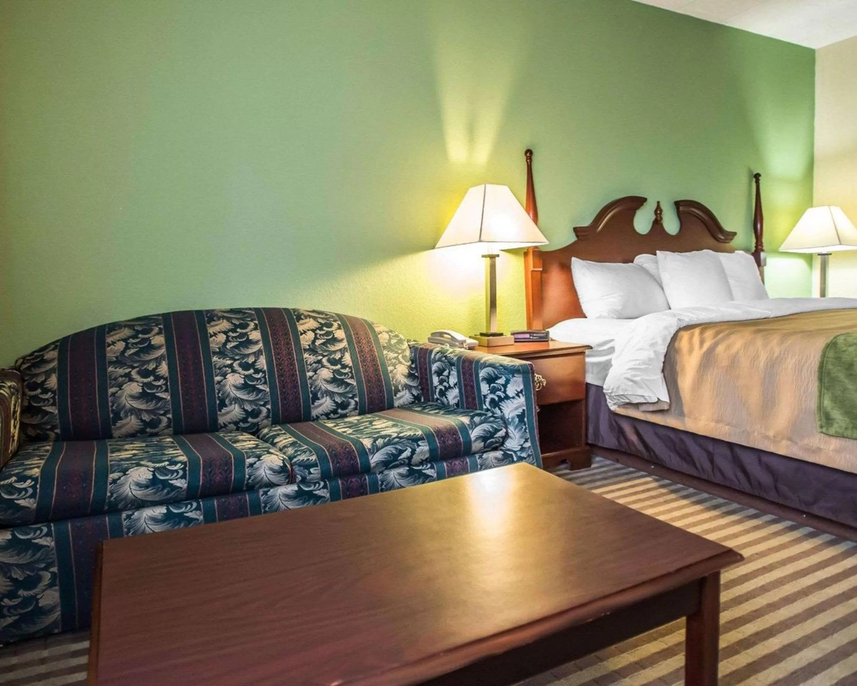 Photo of the whole room, Bed in Quality Inn Mill Hall - Lamar