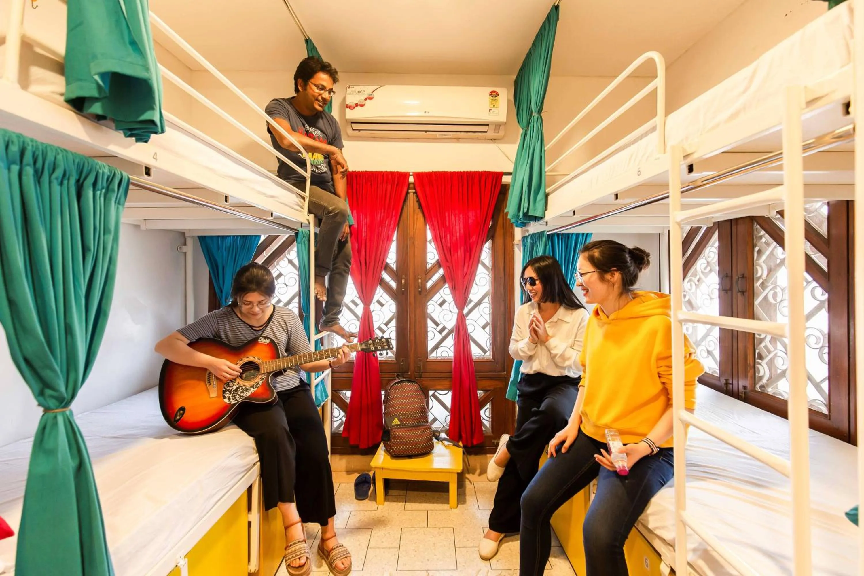 Bed in goSTOPS Lite Varanasi