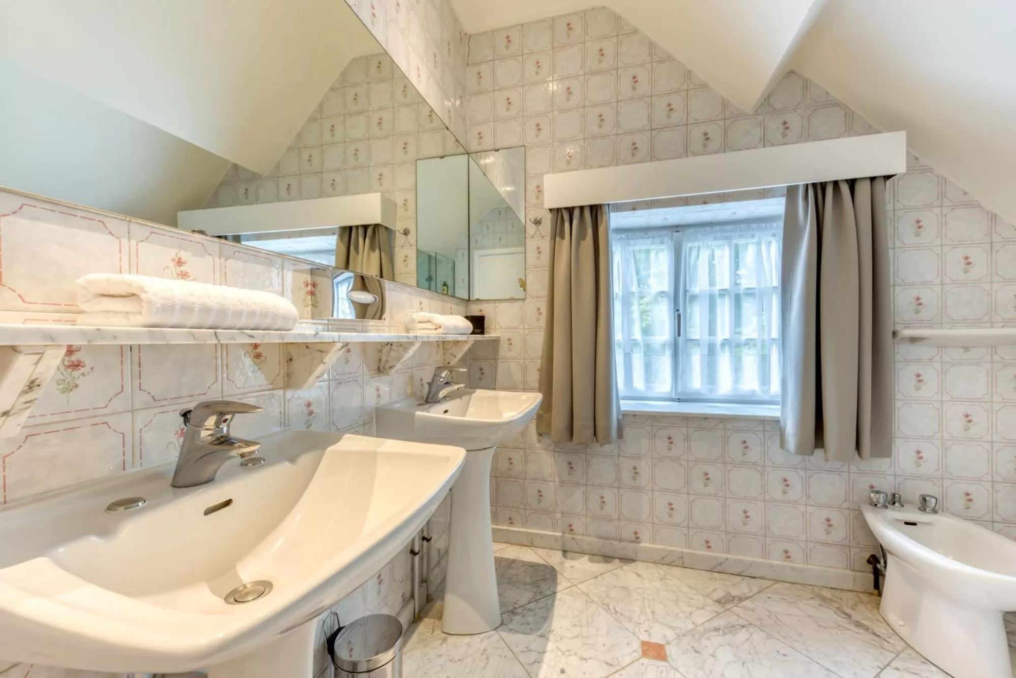 Bathroom in Hôtel Imperi'Ale