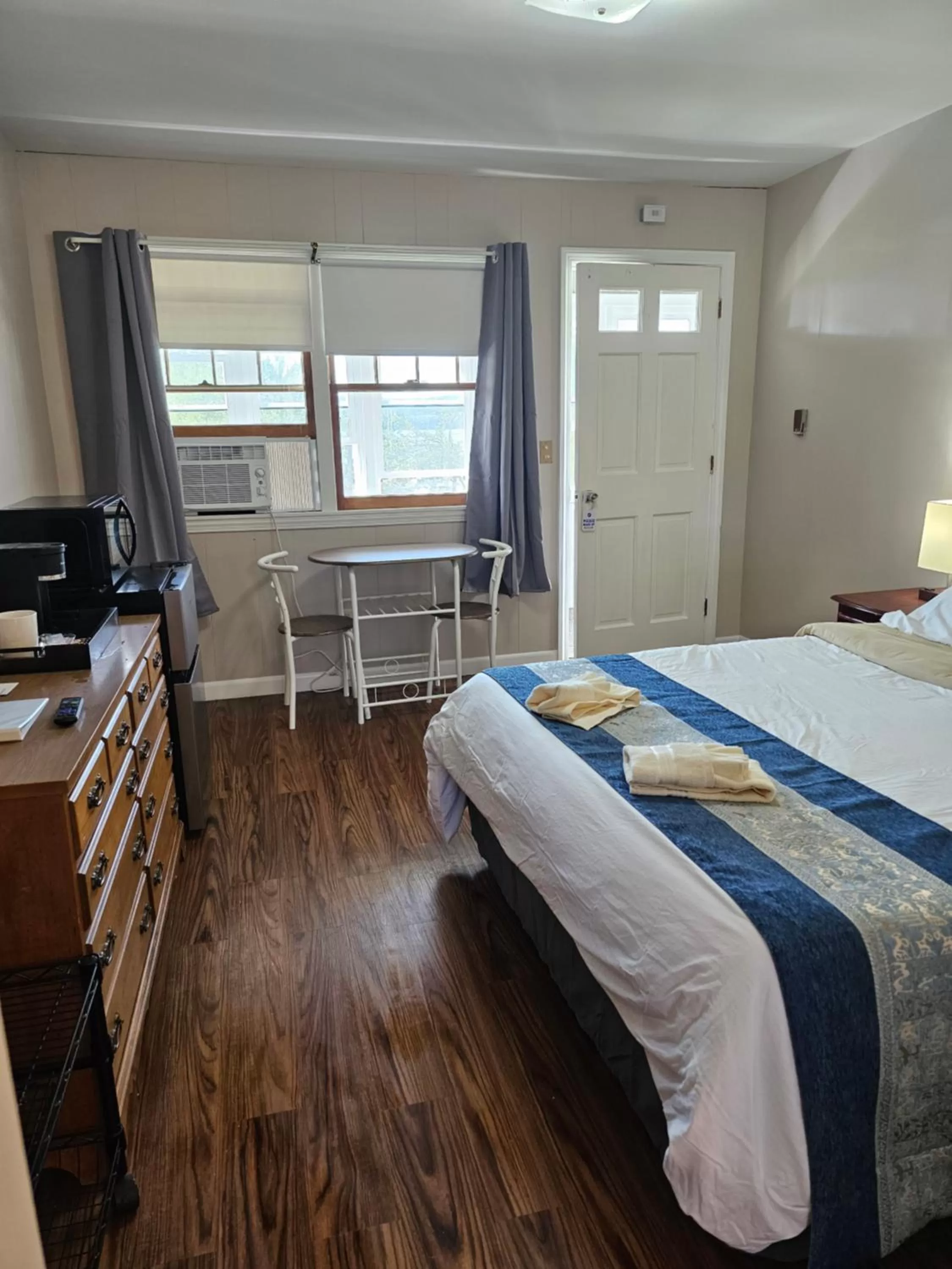 Photo of the whole room, Bed in Lake Shore Farm Inn