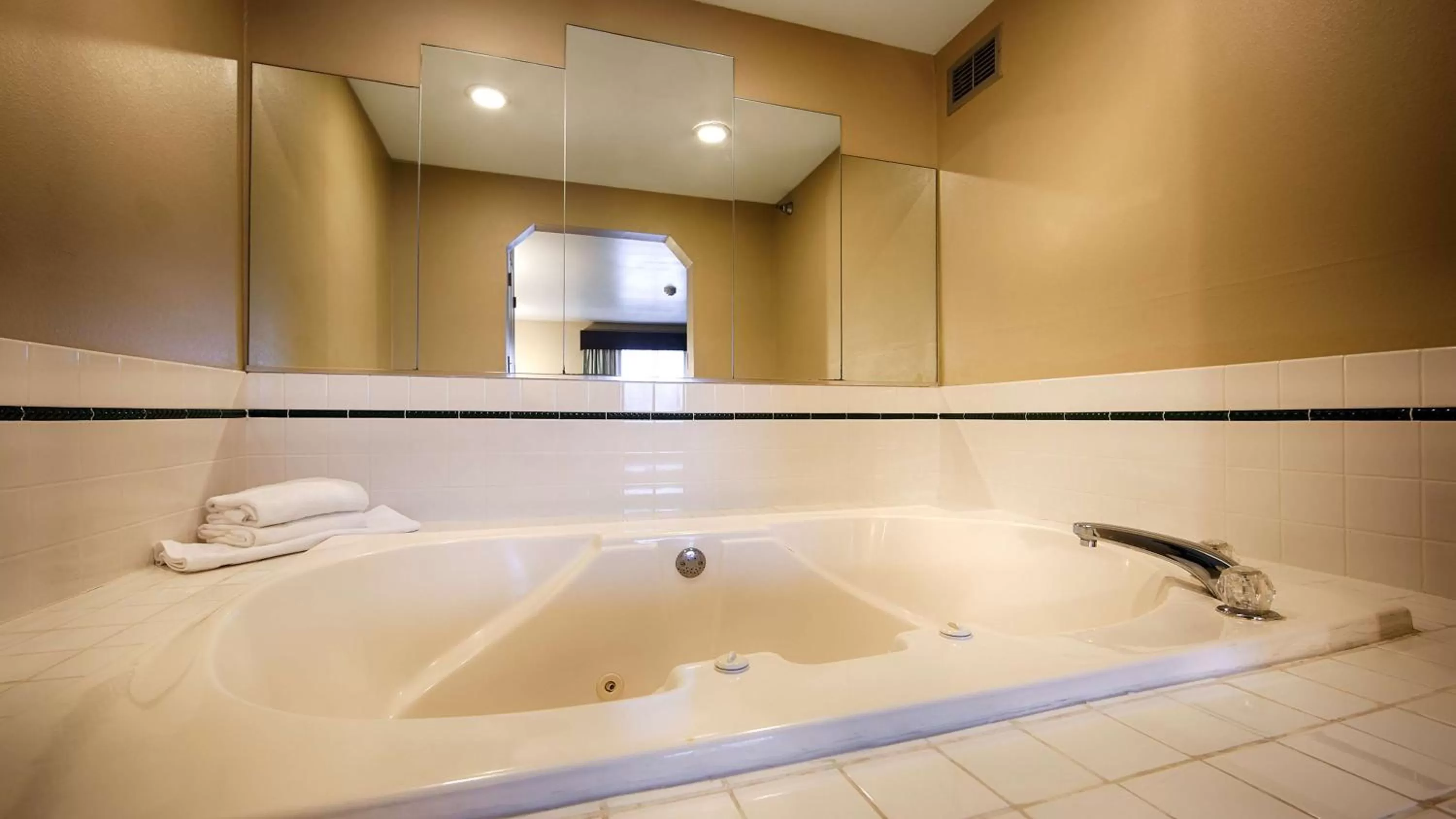 Two-Bedrooms King Suite in Best Western PLUS University Inn Marion