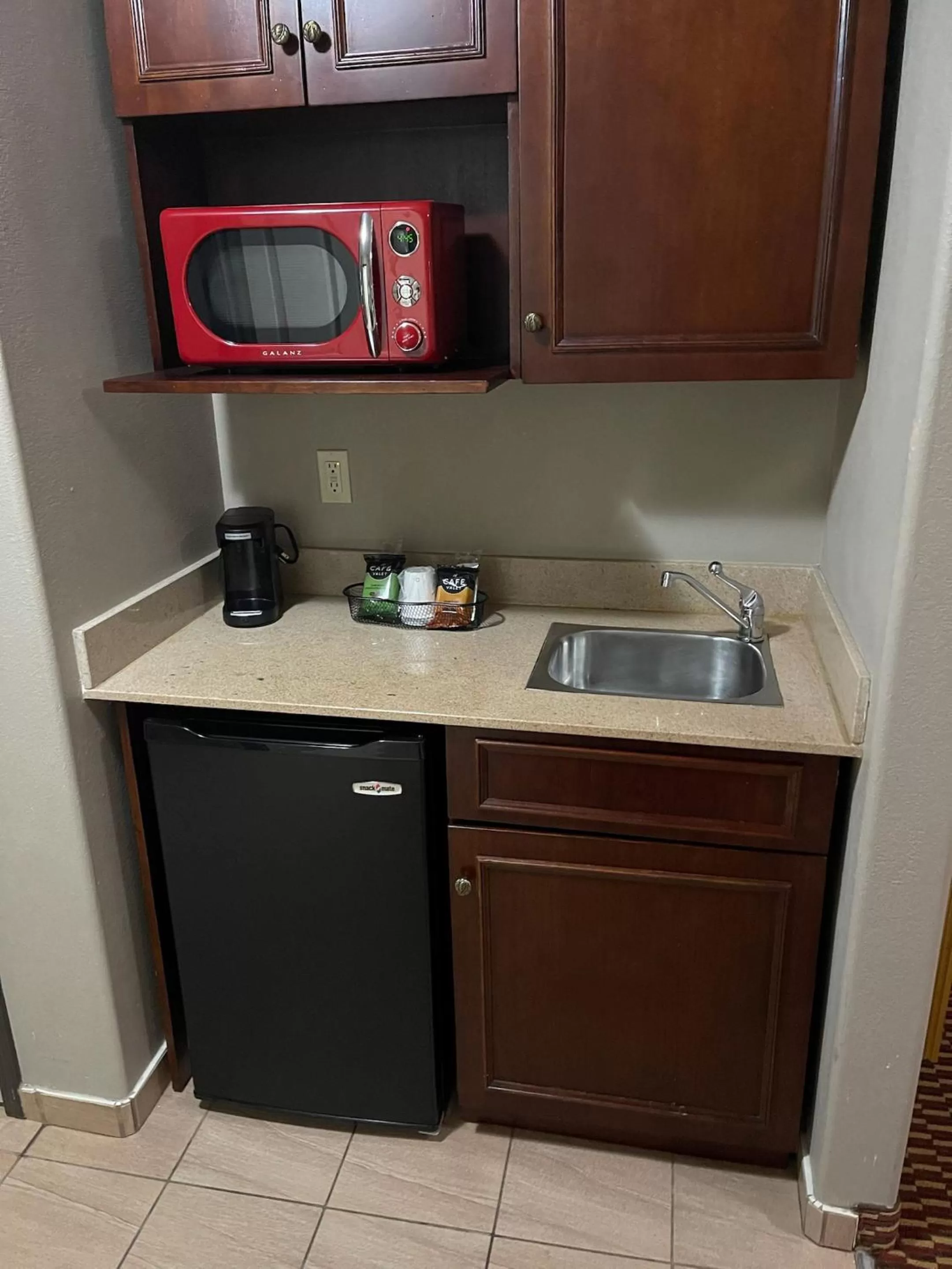 Kitchen or kitchenette in Red Roof Inn & Suites Detroit - Melvindale/Dearborn