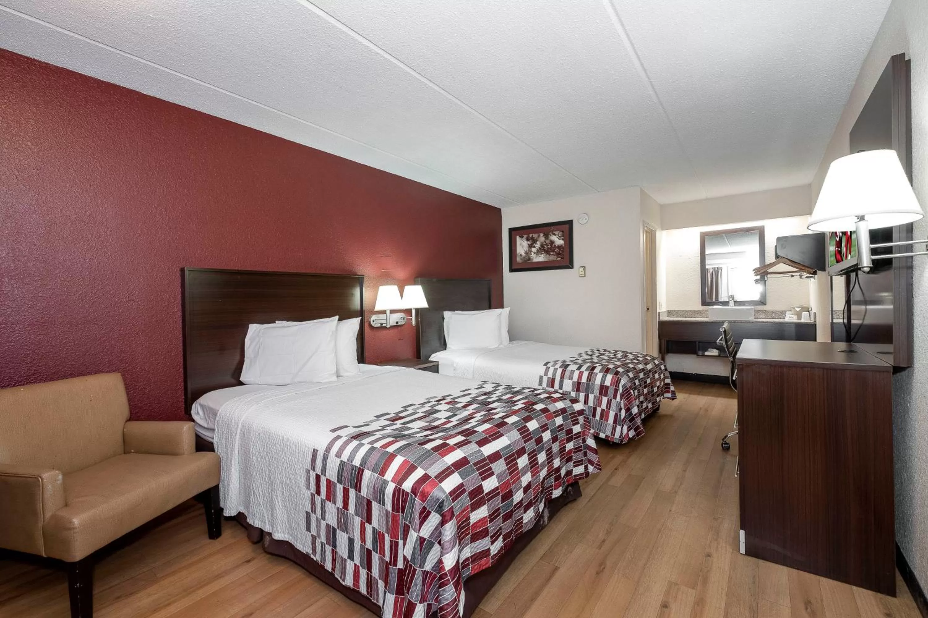 Photo of the whole room, Bed in Red Roof Inn Atlanta - Smyrna/Ballpark