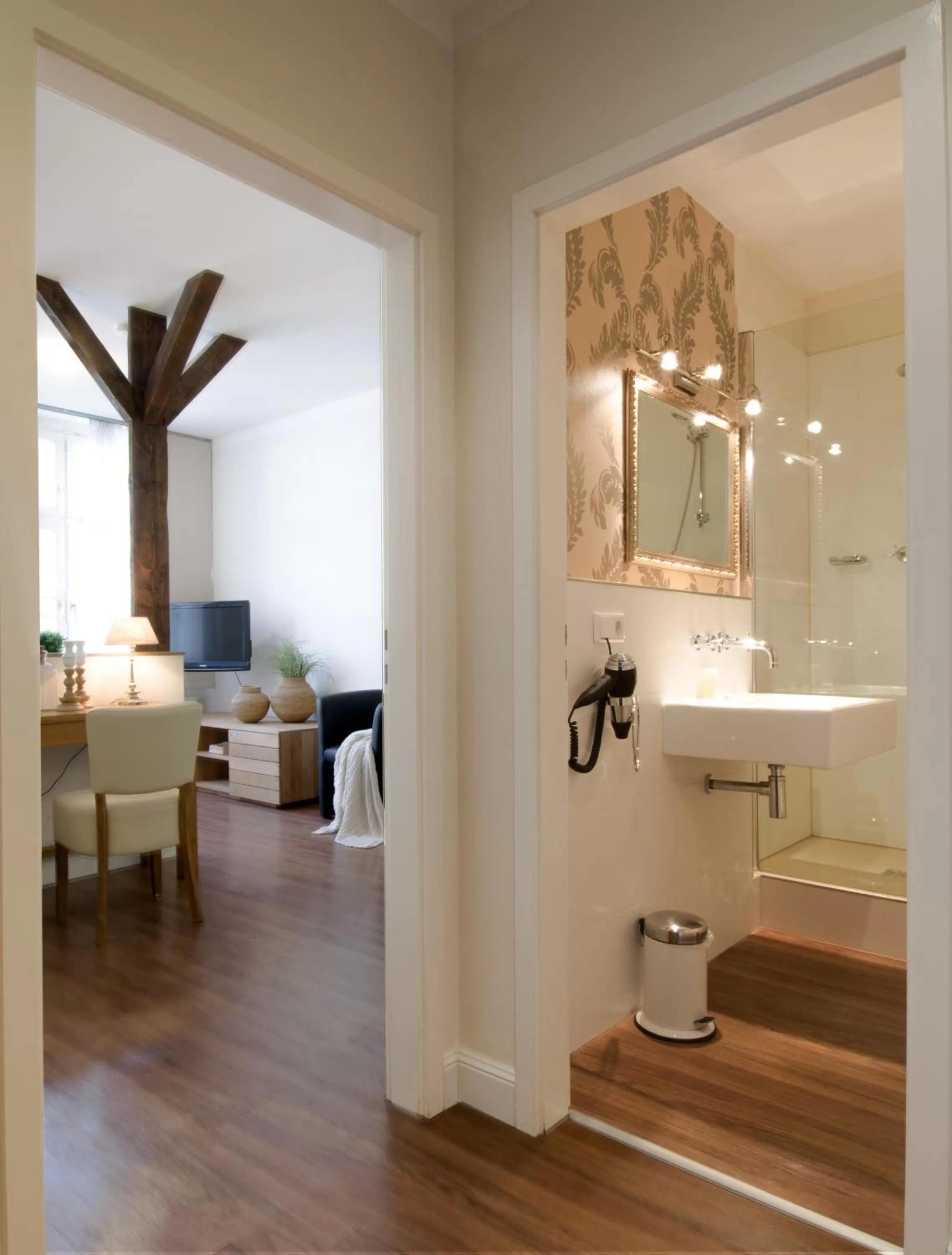 Photo of the whole room, Bathroom in Carlstadt Suites Düsseldorf