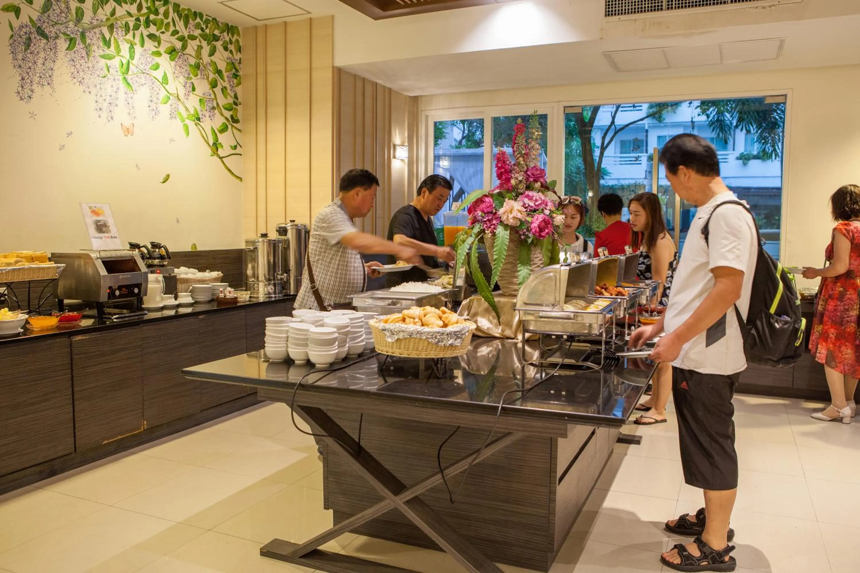 Restaurant/places to eat in Hill Fresco Hotel