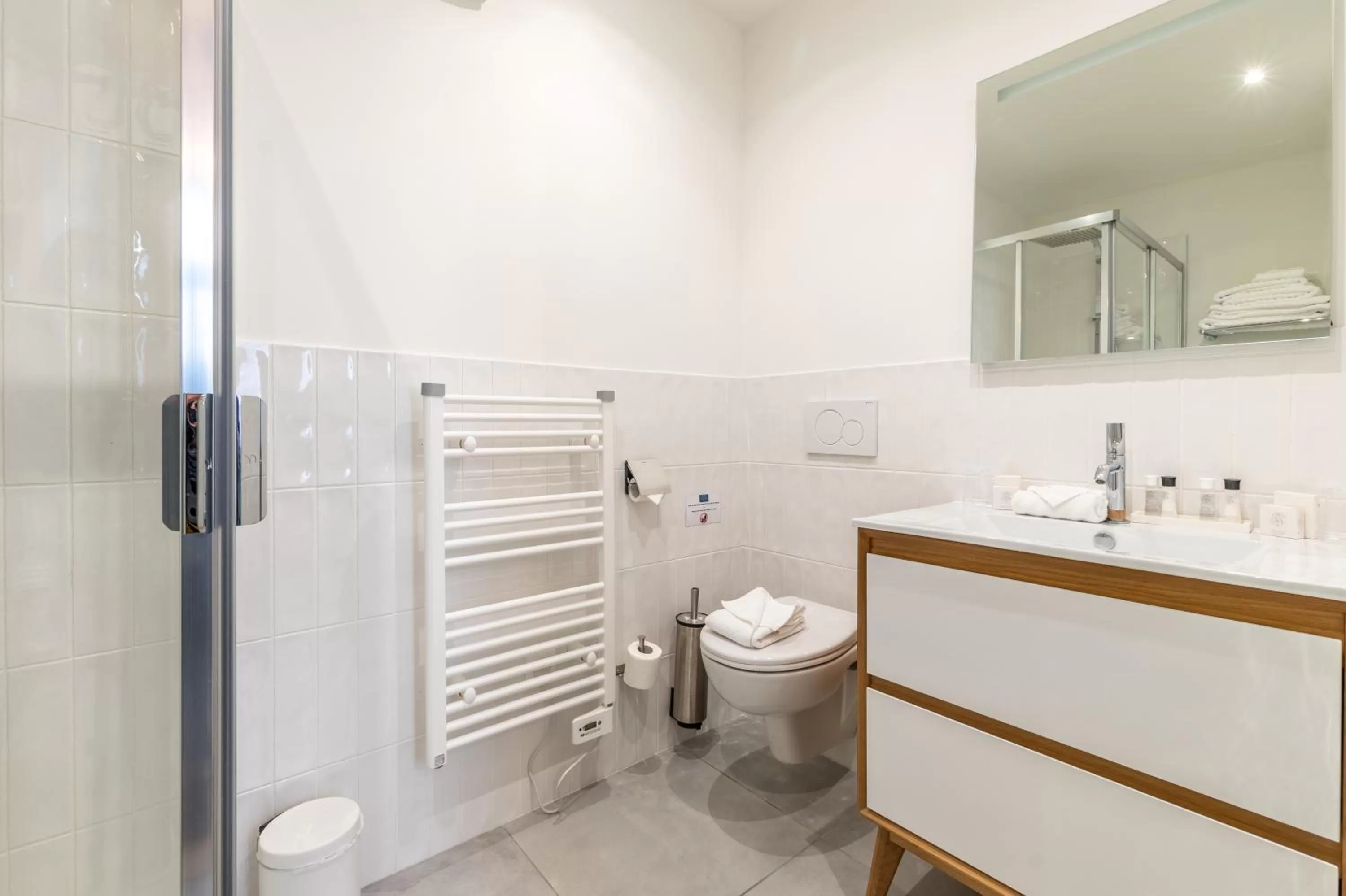 Shower in Hôtel Échappée en Baie - Parking privé gratuit dont forfaits bornes électriques réservable