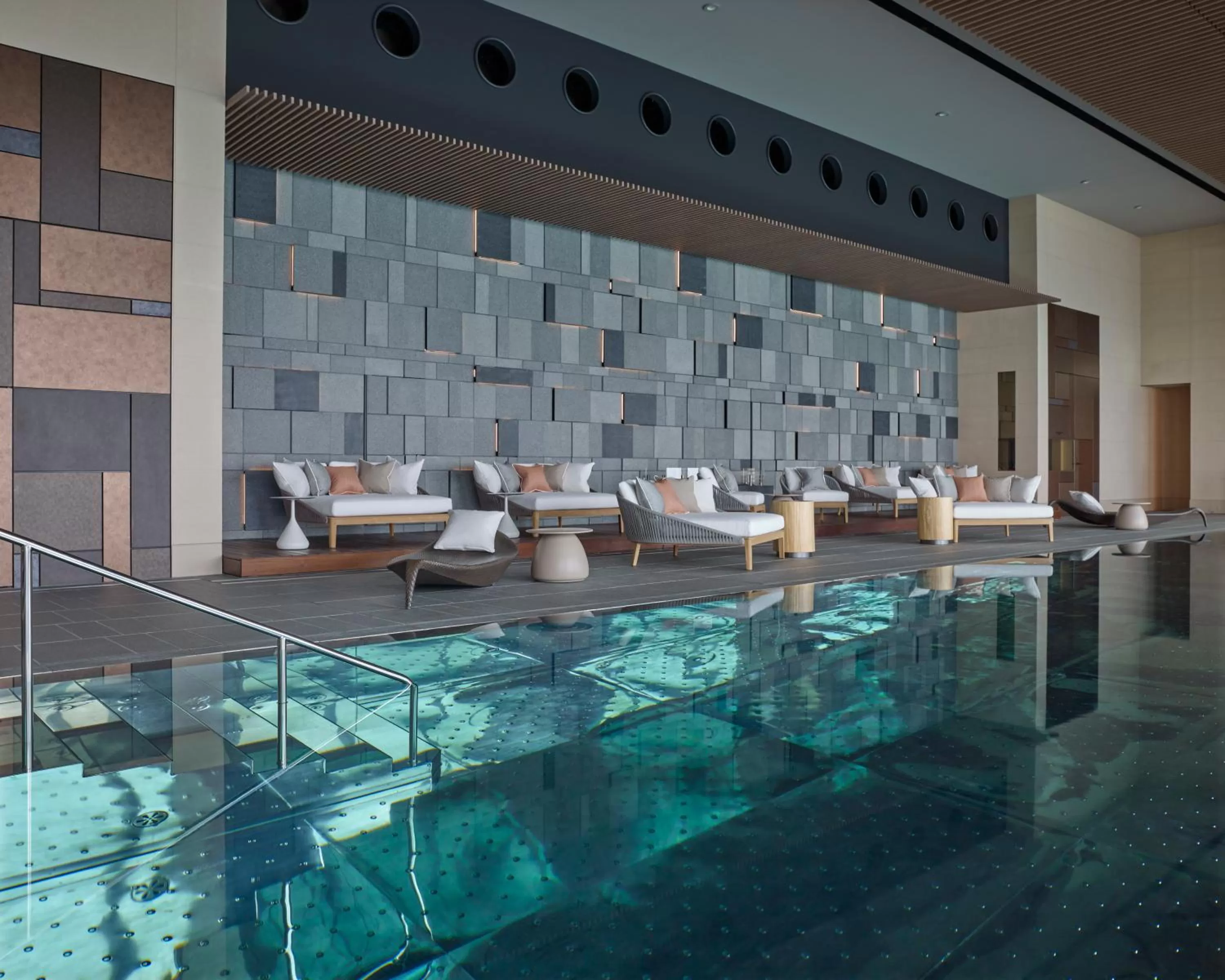 Swimming pool in Four Seasons Hotel Tokyo at Otemachi