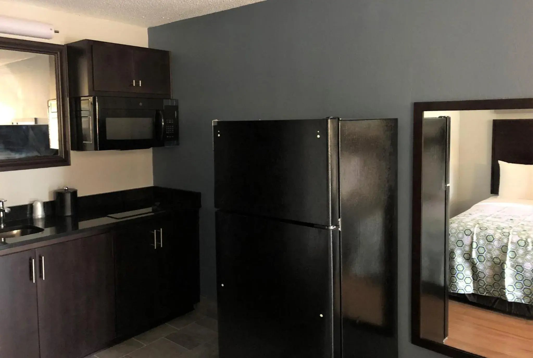 Studio King Room Disability Access Roll-In Shower Non-Smoking in HomeTowne Studios by Red Roof Augusta Studio King Room Disability Access Roll-In Shower Non-Smoking in HomeTowne Studios by Red Roof Augusta