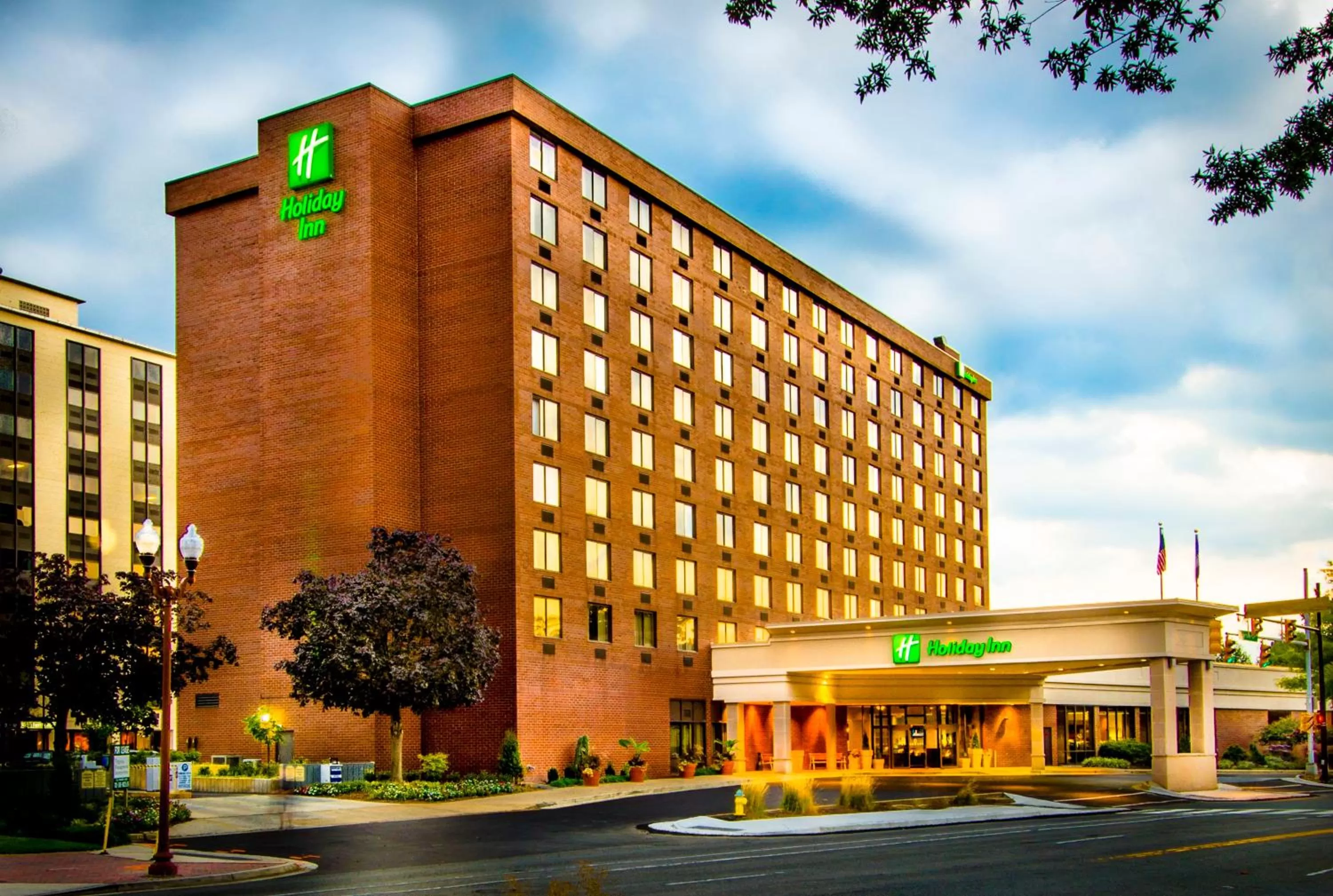 Property building in Holiday Inn Arlington at Ballston by IHG