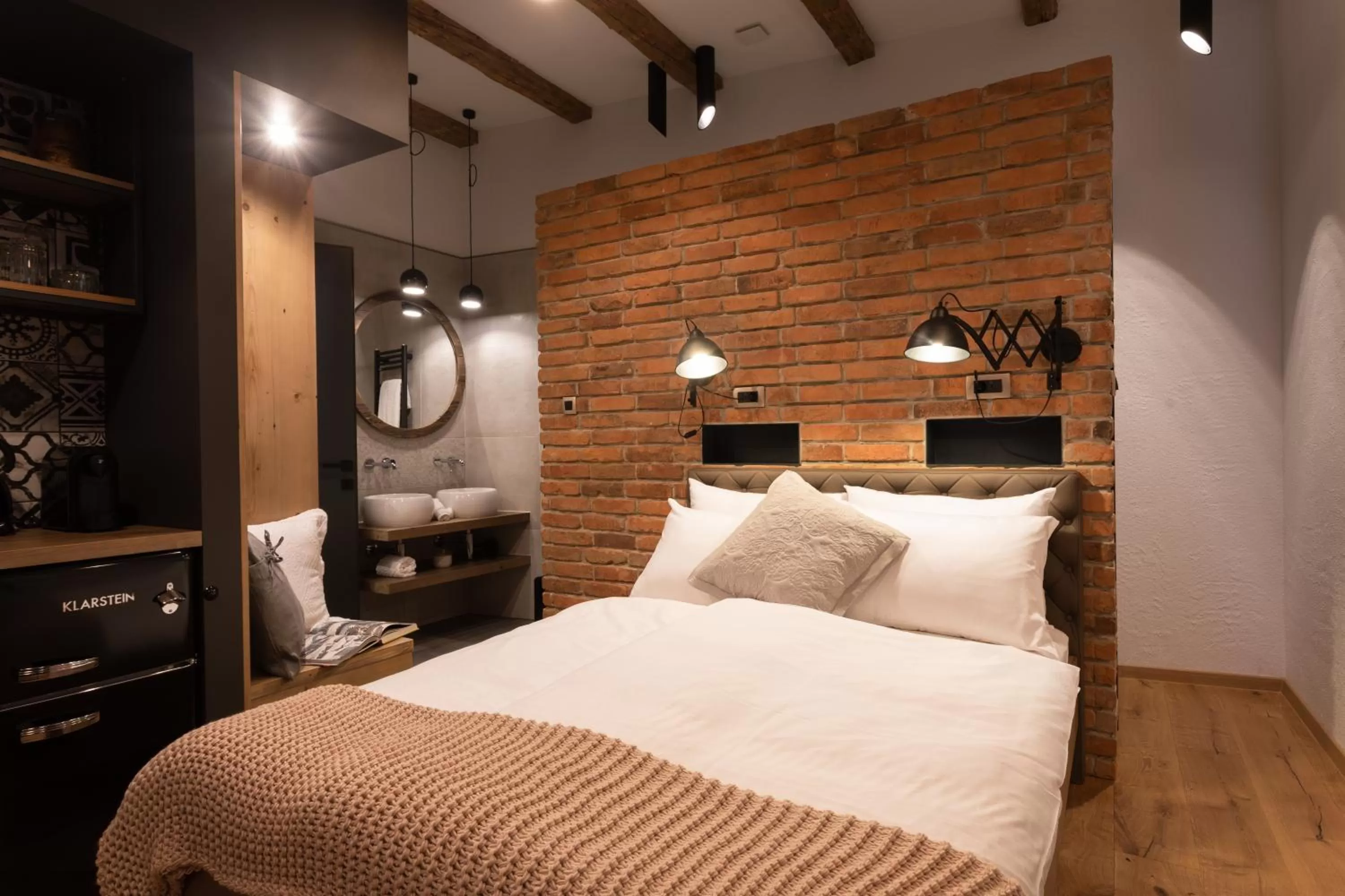 Bathroom, Bed in Gentry11 Rooms&More