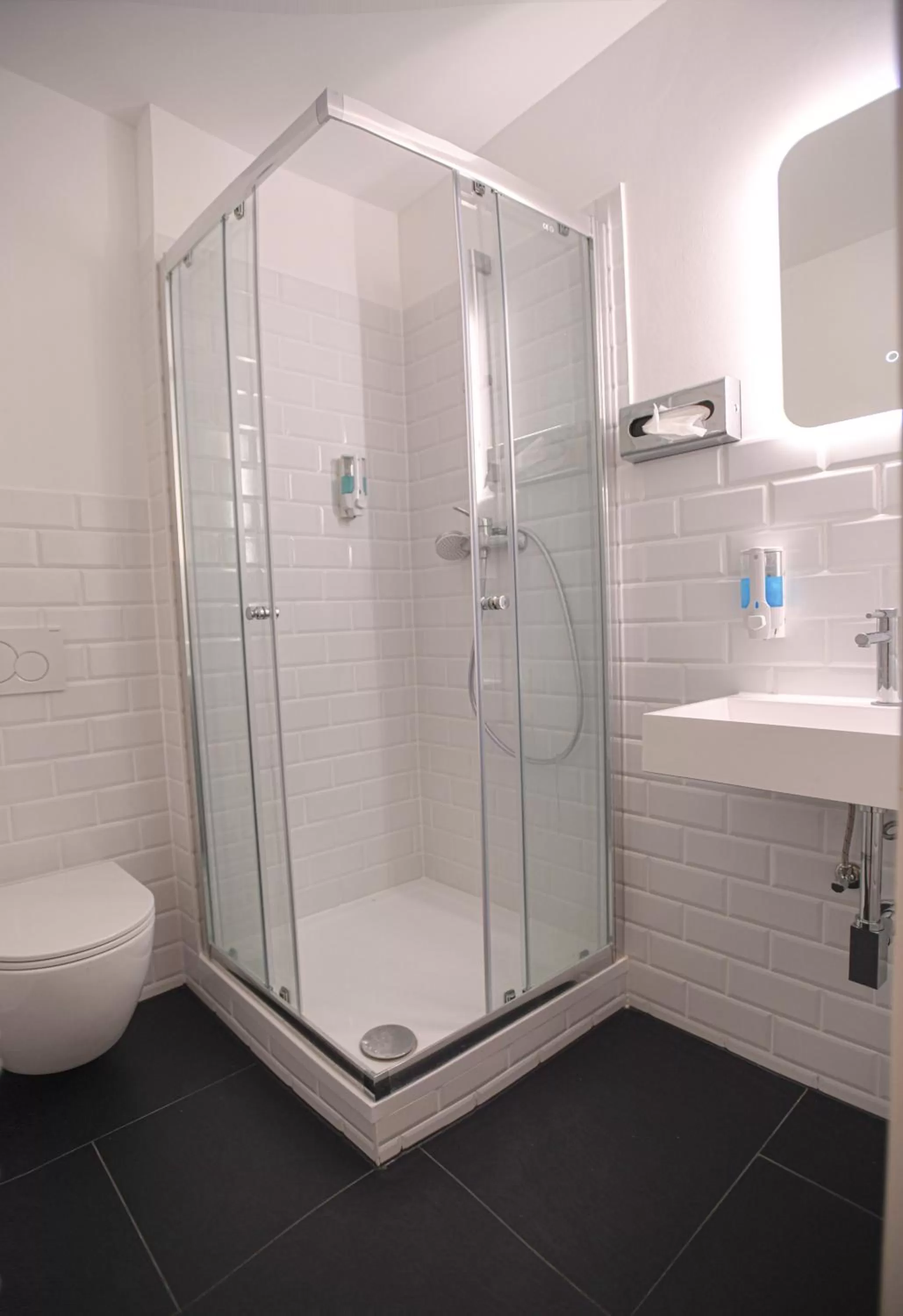 Shower in Hotel Apadana Frankfurt