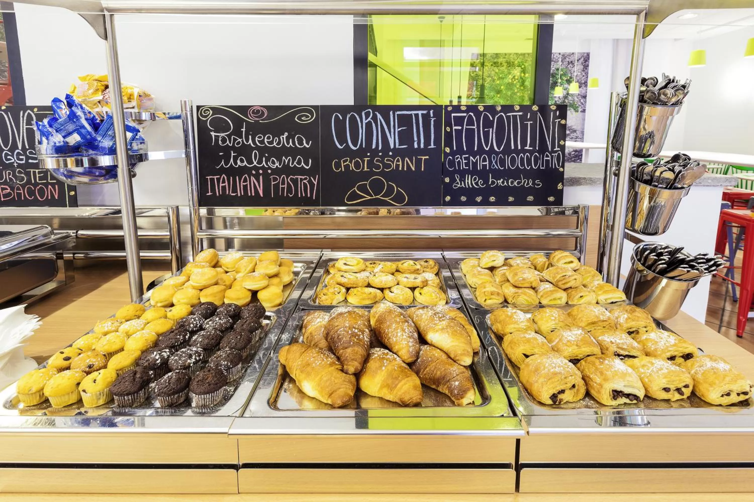 Buffet breakfast in Ibis Styles Napoli Garibaldi