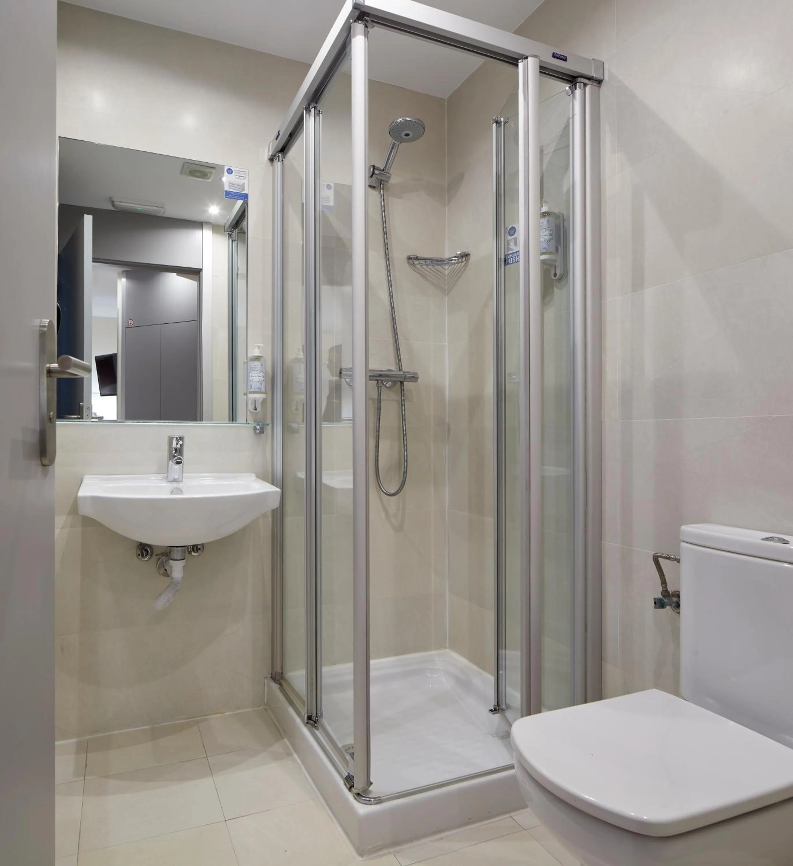 Shower in Welcome Gros Hotel